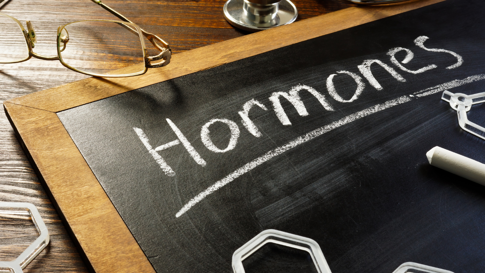 Sự cân bằng hormone đóng vai trò quyết định màu sắc máu kinh