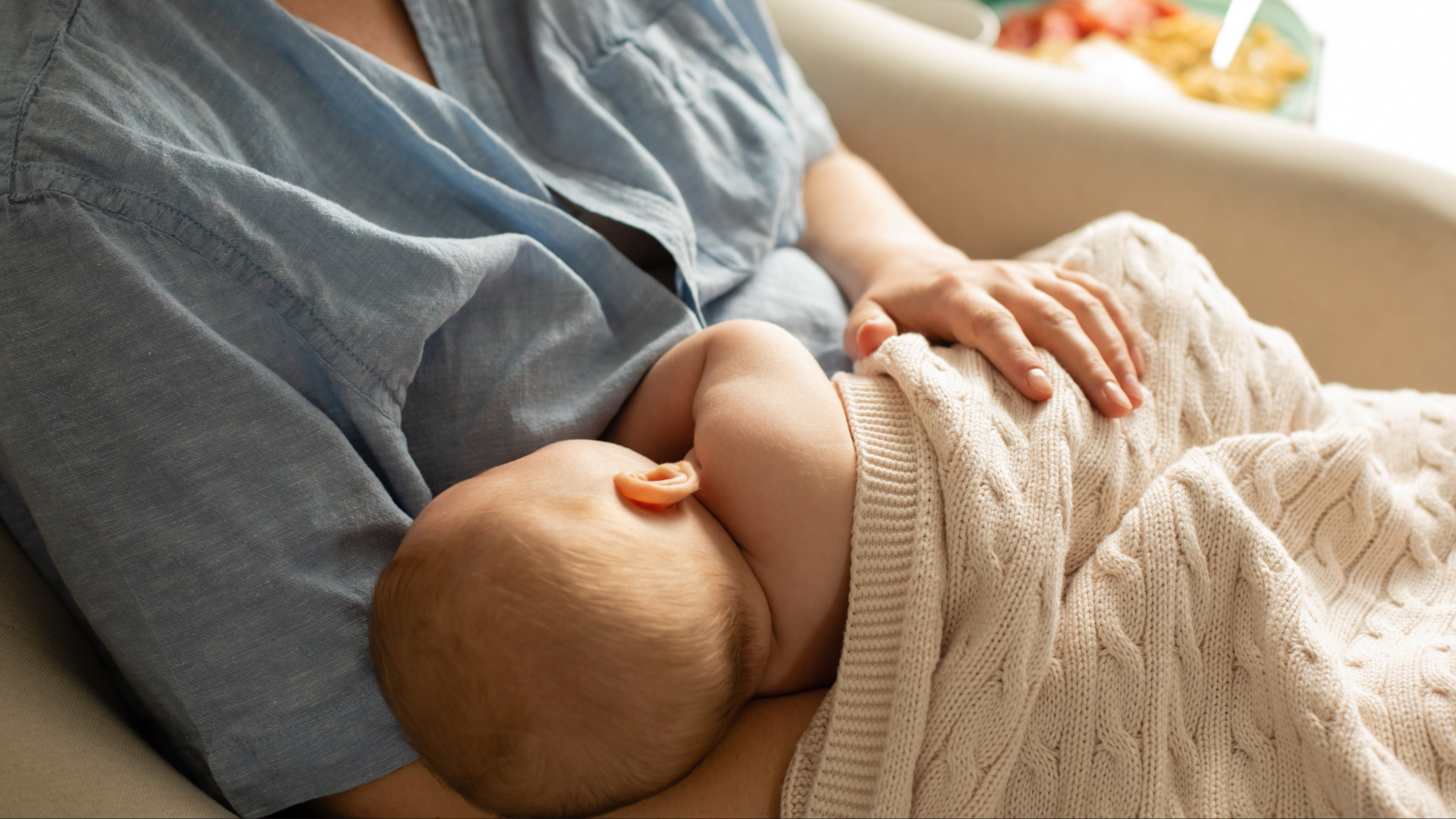 Lượng sữa bé bú ảnh hưởng đến màu sắc nước tiểu trẻ