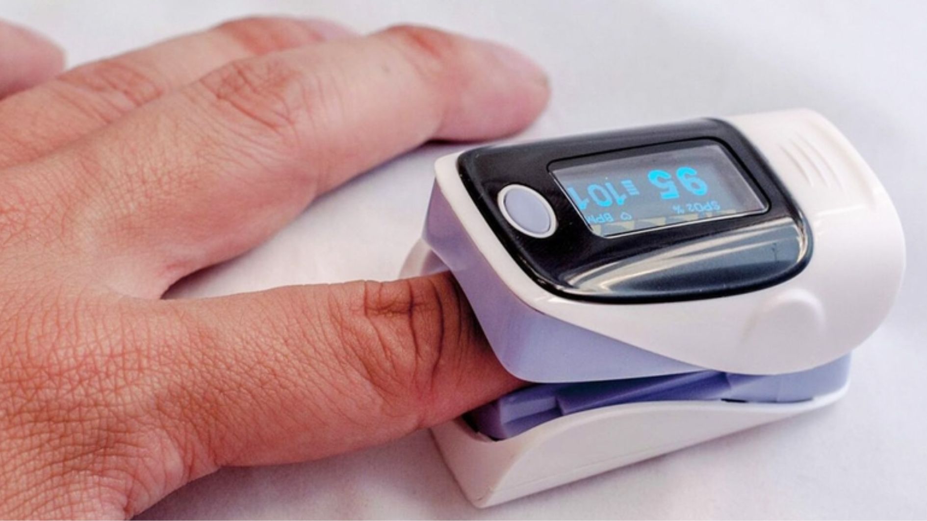 Máy đo SpO₂ thực hiện với những thao tác đơn giản