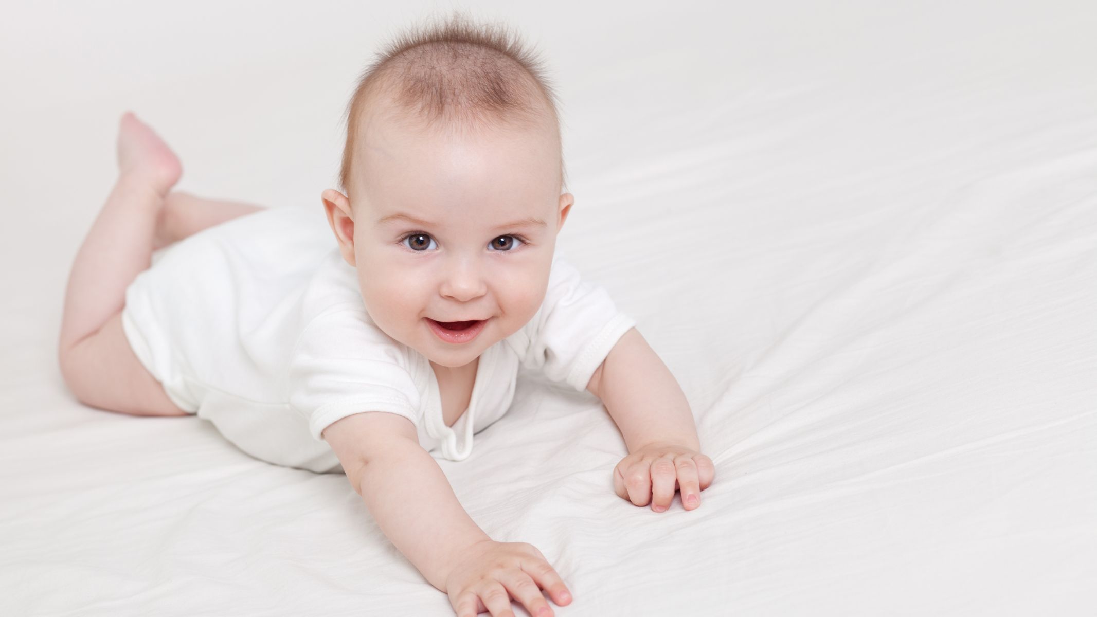 Trẻ bắt đầu chống tay vững vàng khi được đặt ở tư thế nằm sấp là dấu hiệu cho thấy trẻ sắp biết bò