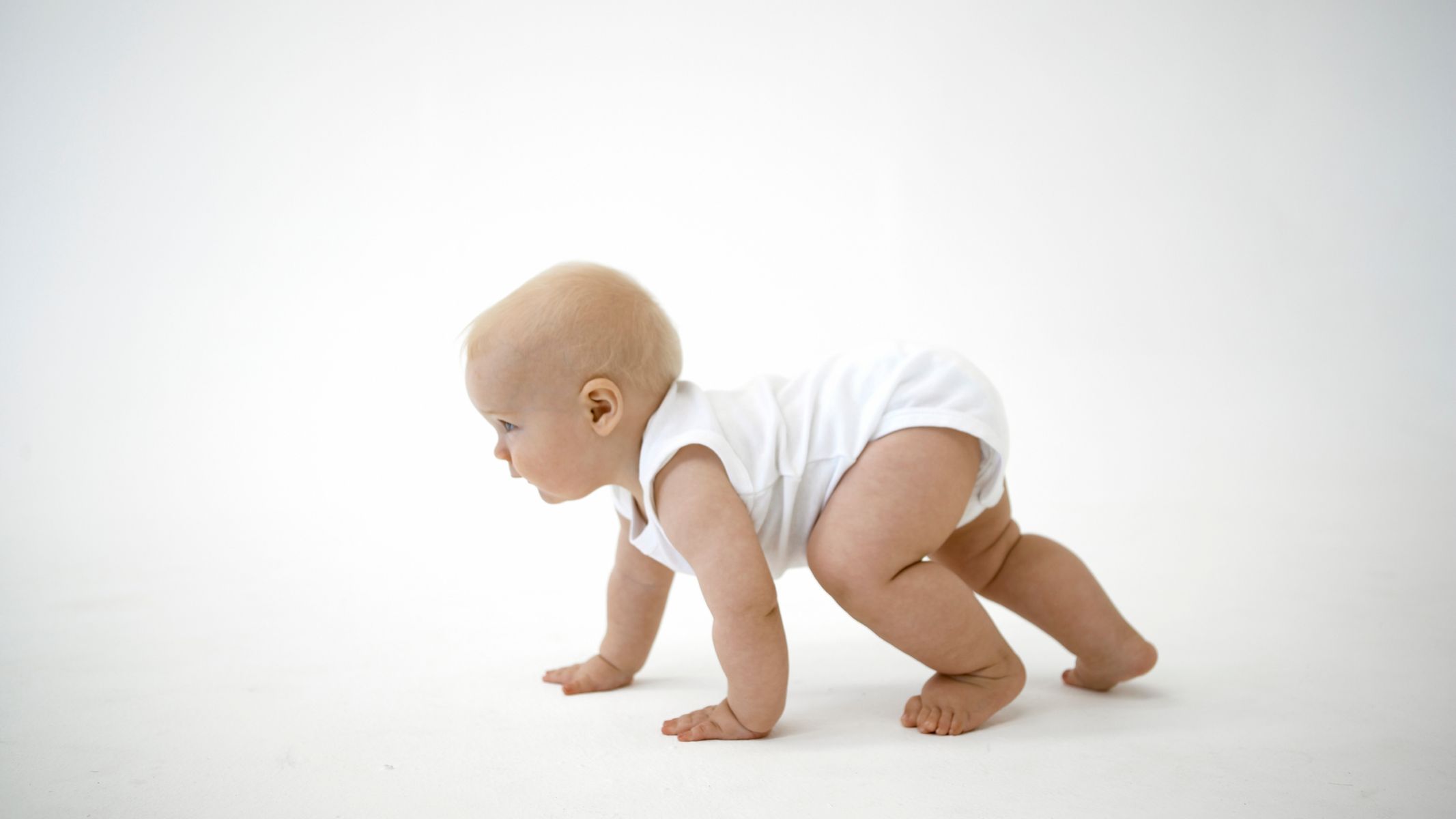 Bò kiểu gấu cho thấy cơ tay và chân của trẻ khá khỏe