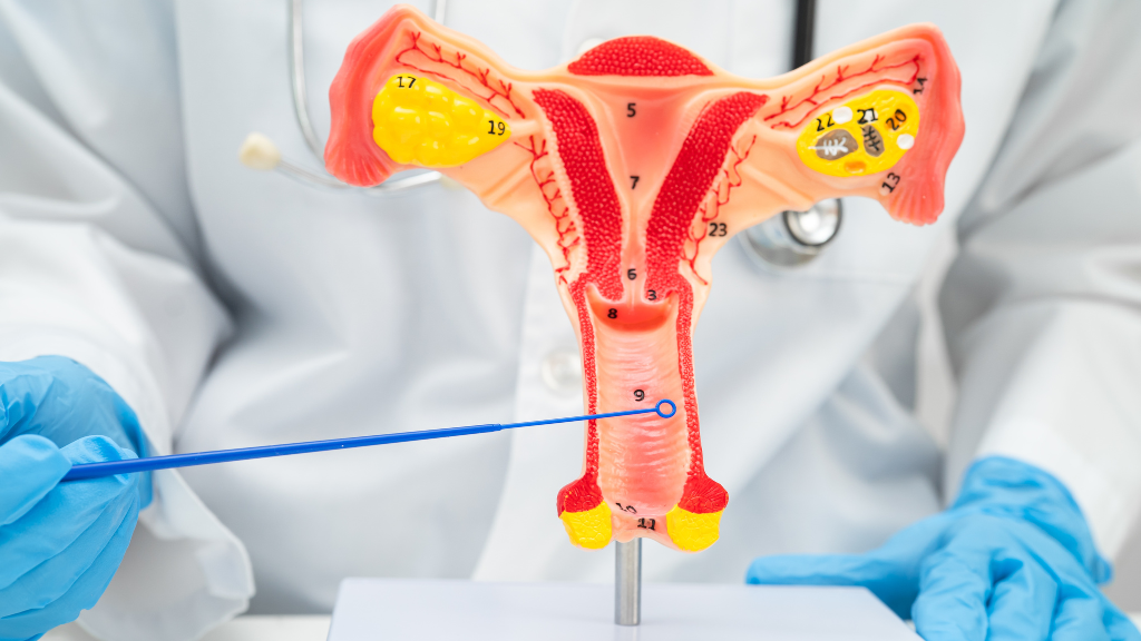 Nếu nguyên nhân là nhiễm khuẩn hoặc nấm âm đạo, vi khuẩn có thể lan đến tử cung và màng ối