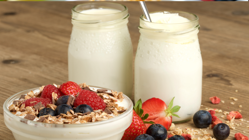 Trái cây tươi và sữa chua không đường để hỗ trợ cân bằng hệ vi sinh âm đạo