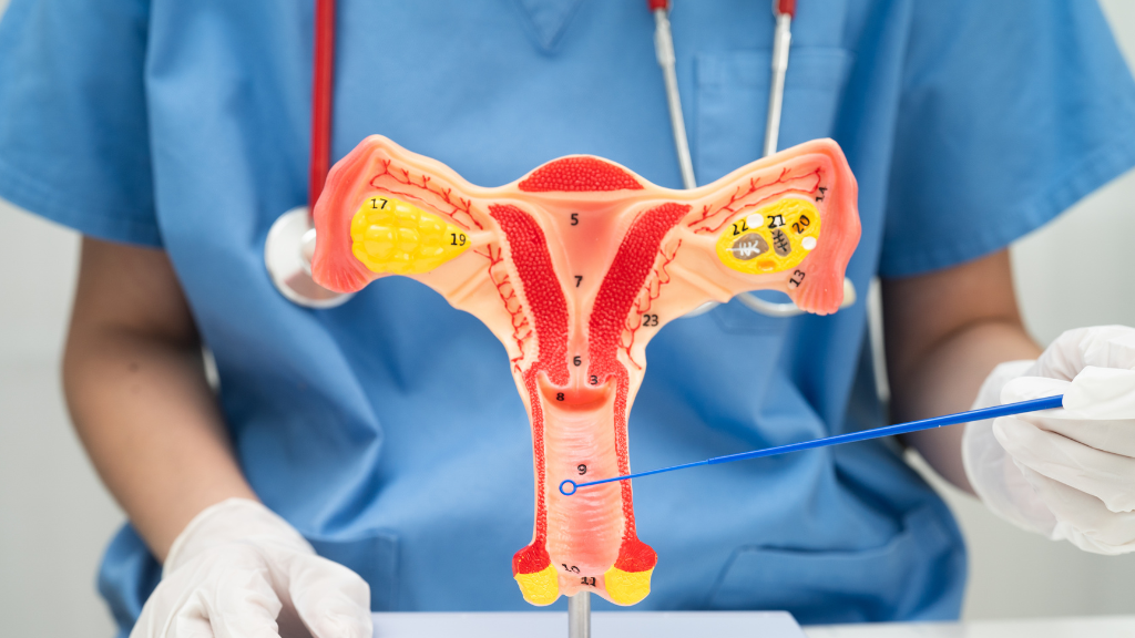 Ngứa vùng kín do nhiễm nấm hoặc vi khuẩn có thể lây ngược vào buồng tử cung gây viêm màng ối