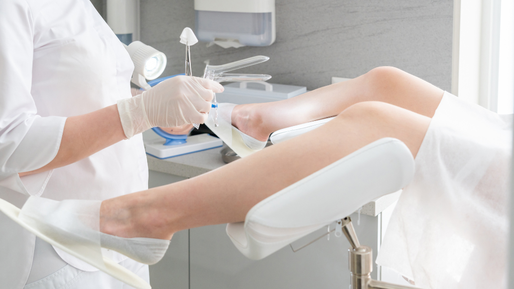 Khám phụ khoa định kỳ 3 tháng/lần để theo dõi sức khỏe sinh sản