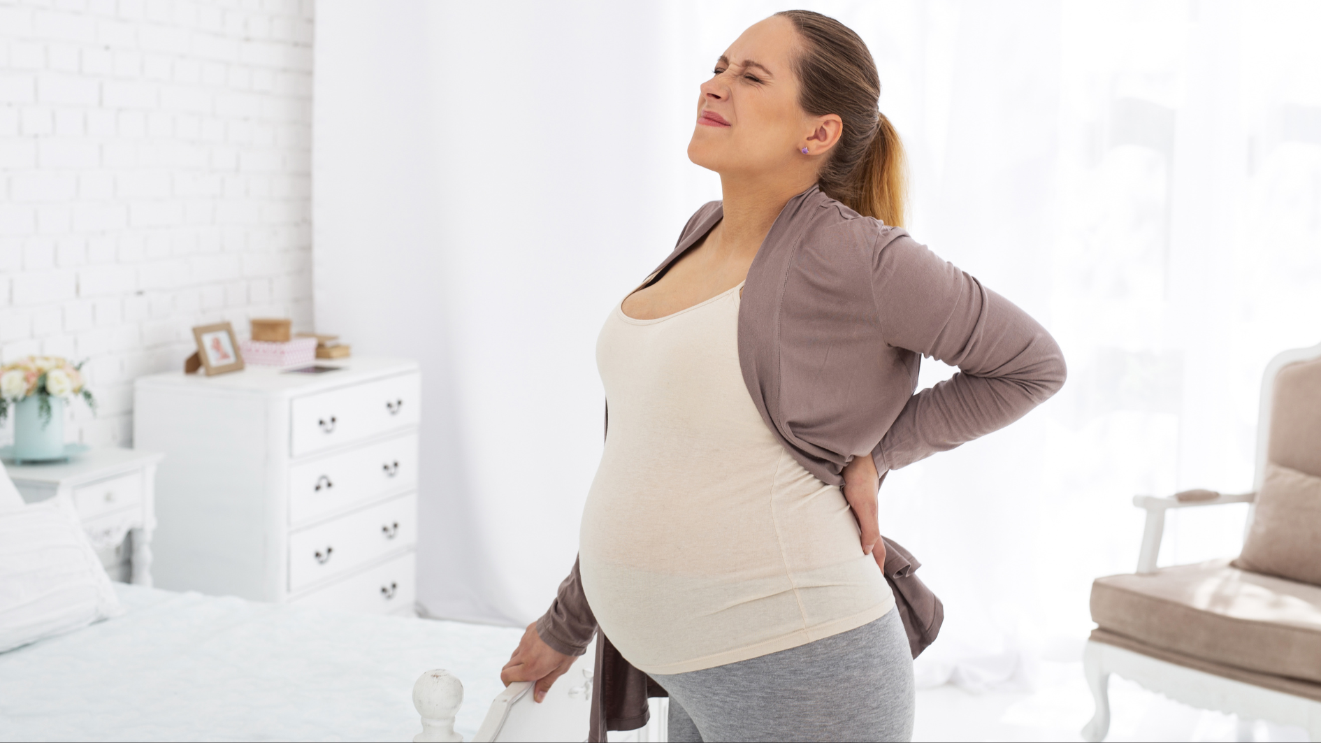 Đau lưng và căng tức vùng bụng là nguyên nhân thường gặp ảnh hưởng đến giấc ngủ của mẹ bầu