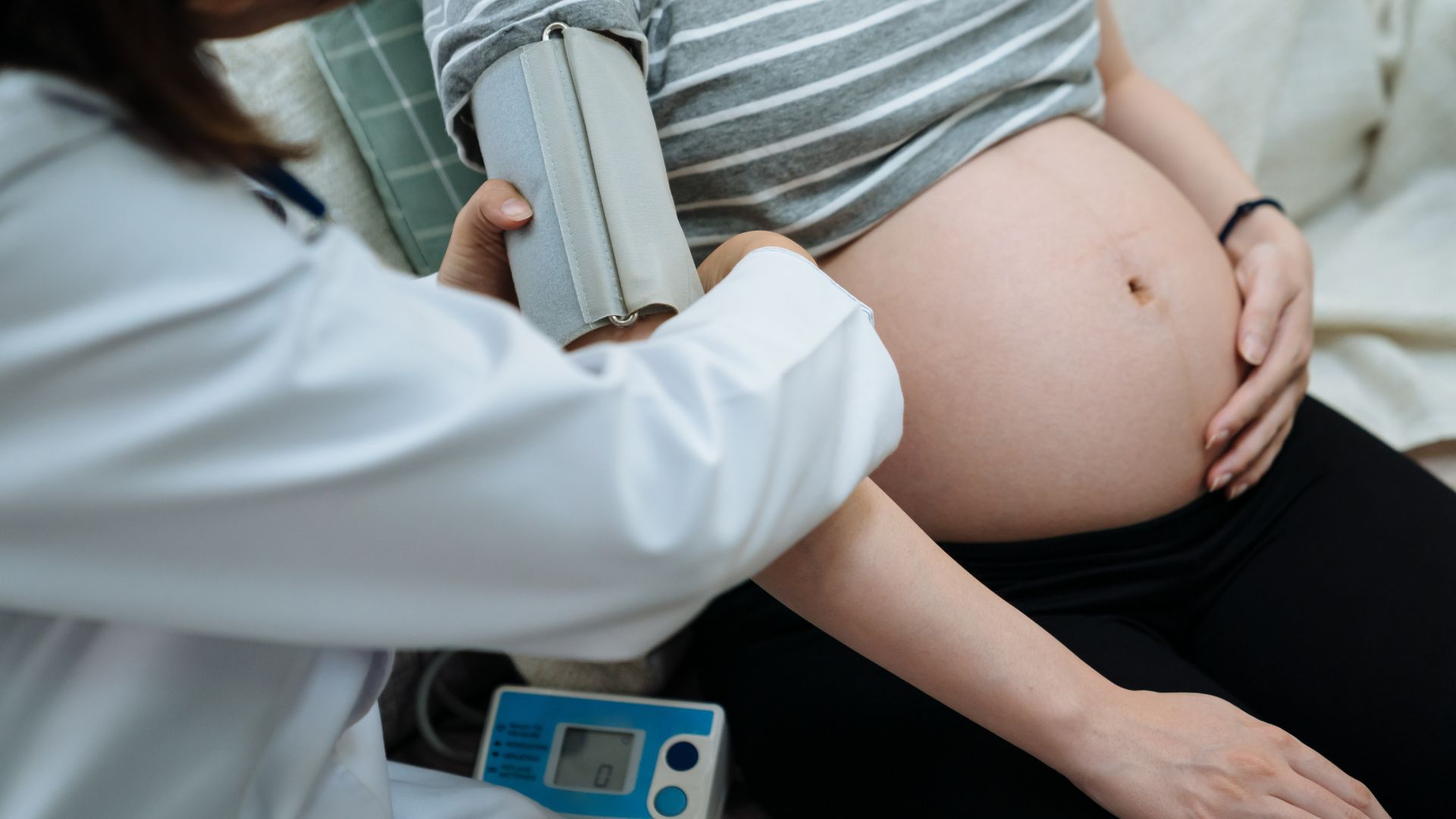 Mẹ bầu nên theo dõi huyết áp thường xuyên tại nhà kết hợp dinh dưỡng khoa học