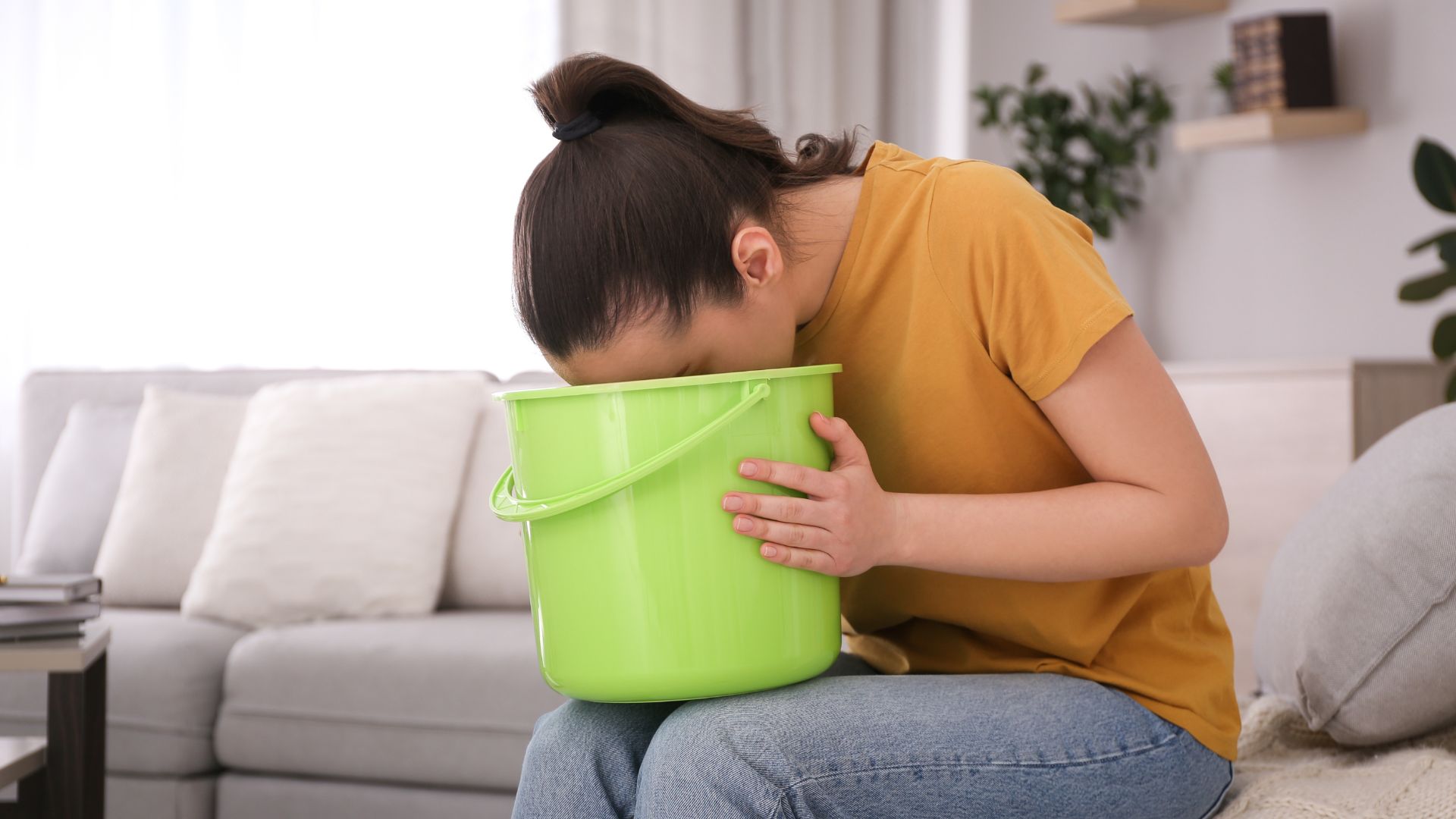 Mẹ bầu nghén nôn ra máu có nguy hiểm không? Nguyên nhân của tình trạng nghén nôn ra máu là gì? 2