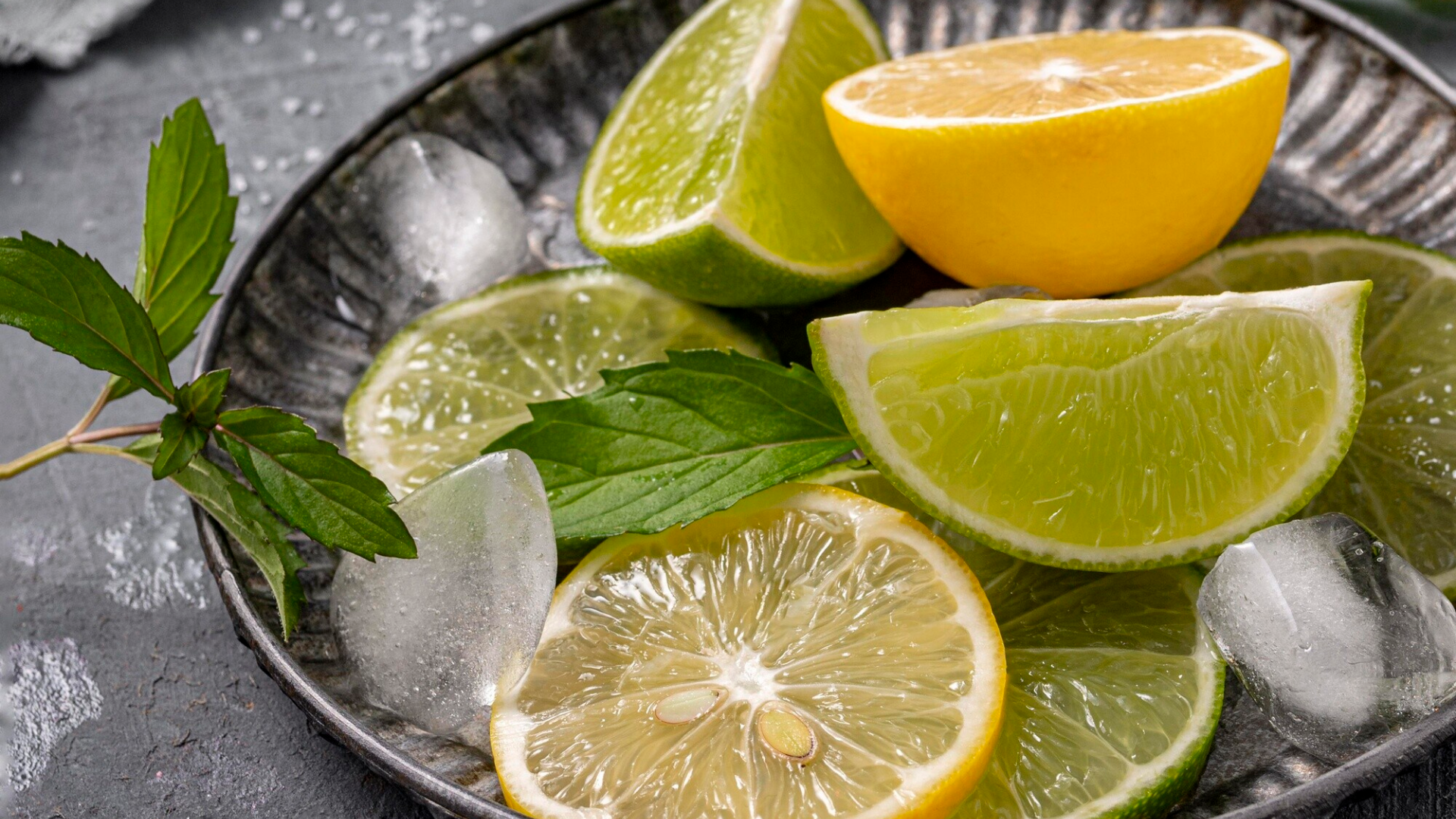 Axit citric trong chanh có thể gây ợ nóng hoặc&nbsp;trào ngược dạ dày, một tình trạng phổ biến khi mang thai