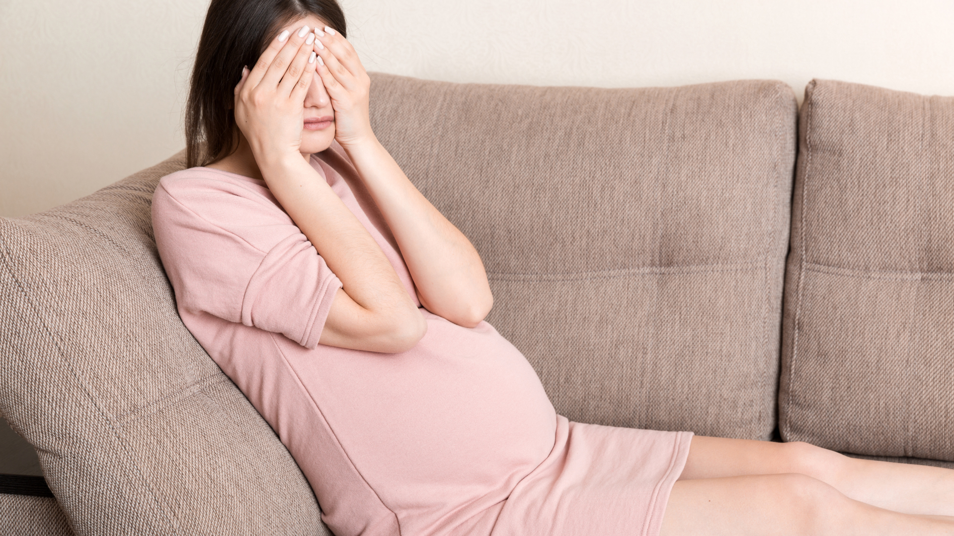 Nếu sử dụng điện thoại quá nhiều trong 3 tháng đầu mẹ bầu có thể tăng cảm giác lo âu khi tiếp nhận thông tin tiêu cực