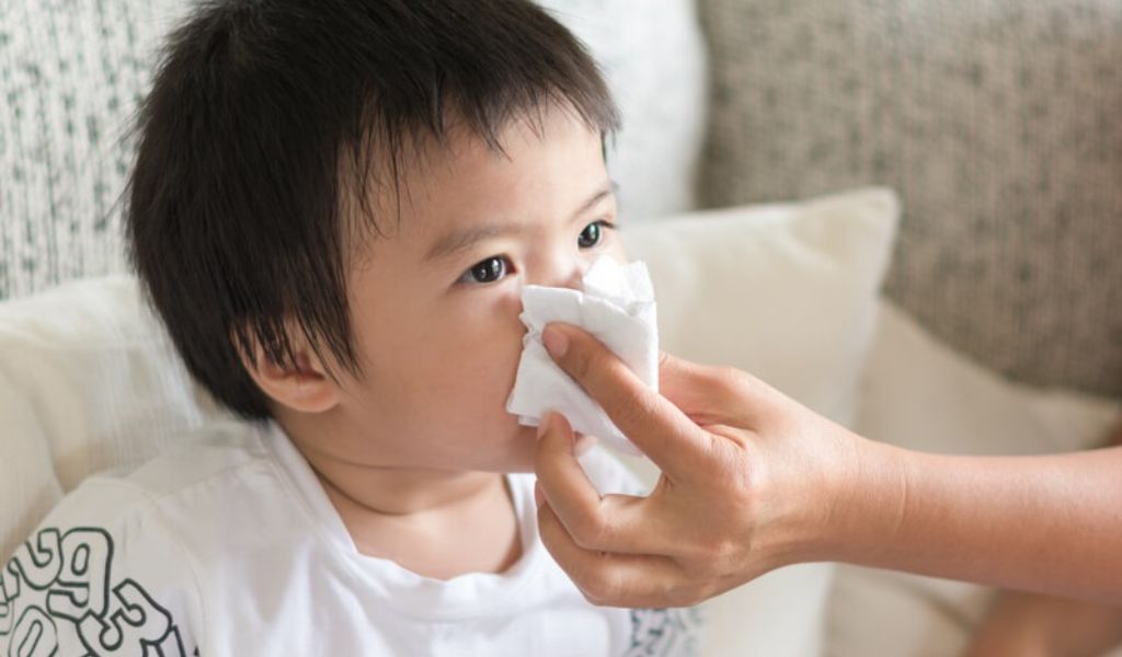 Mẹ bị cảm lạnh có lây cho con không? Cách phòng ngừa cảm lạnh cho trẻ 2