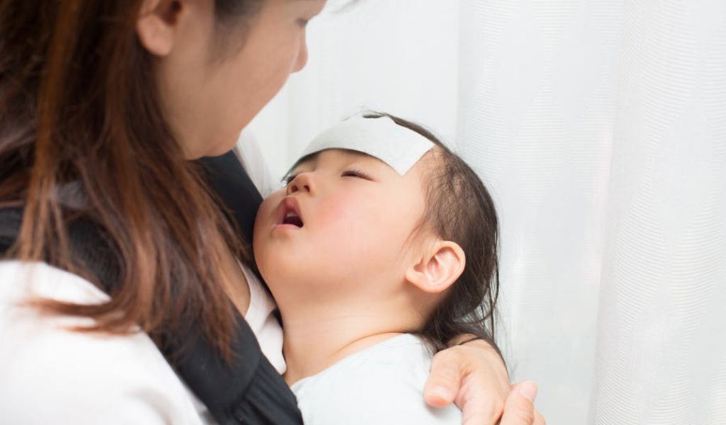 Mẹ bị cảm lạnh có lây cho con không? Cách phòng ngừa cảm lạnh cho trẻ 4