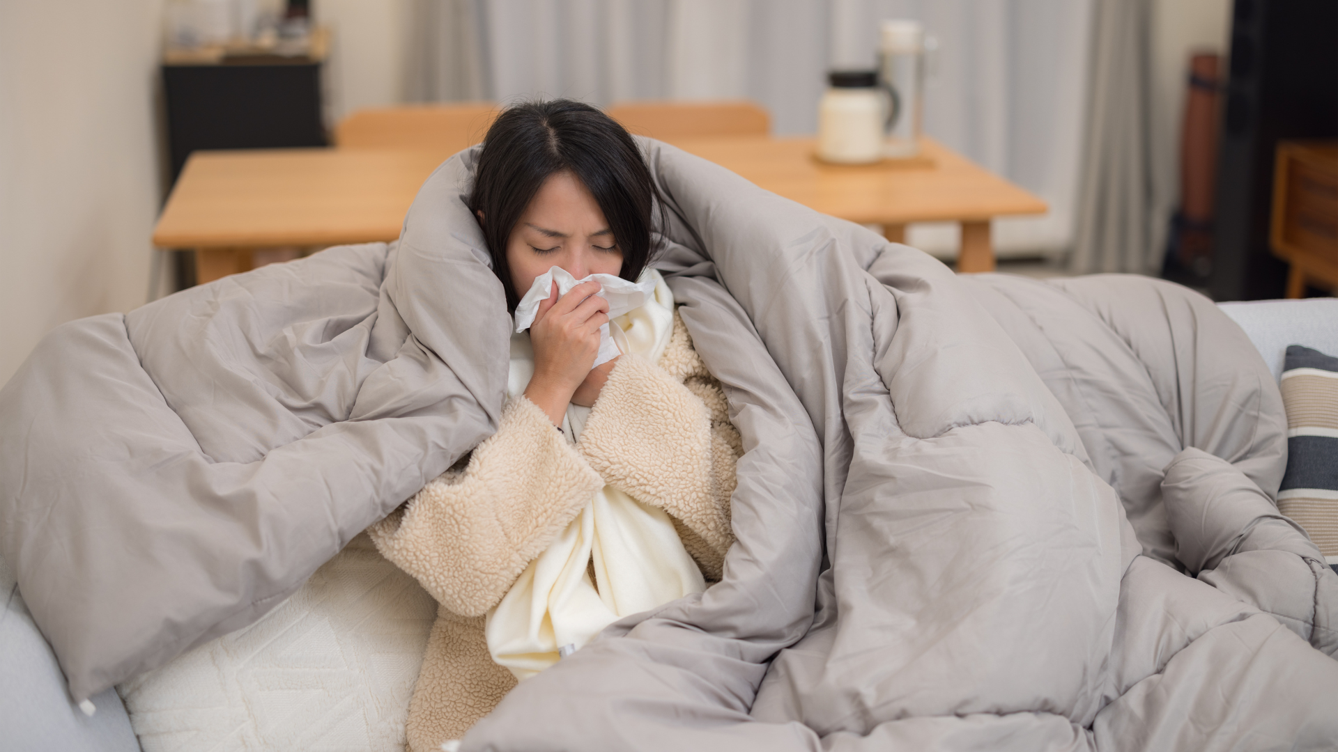 Nếu mẹ bị cúm nặng với ho, hắt hơi liên tục và khạc đờm nhiều, nên tạm cách ly trẻ trong vài ngày đầu
