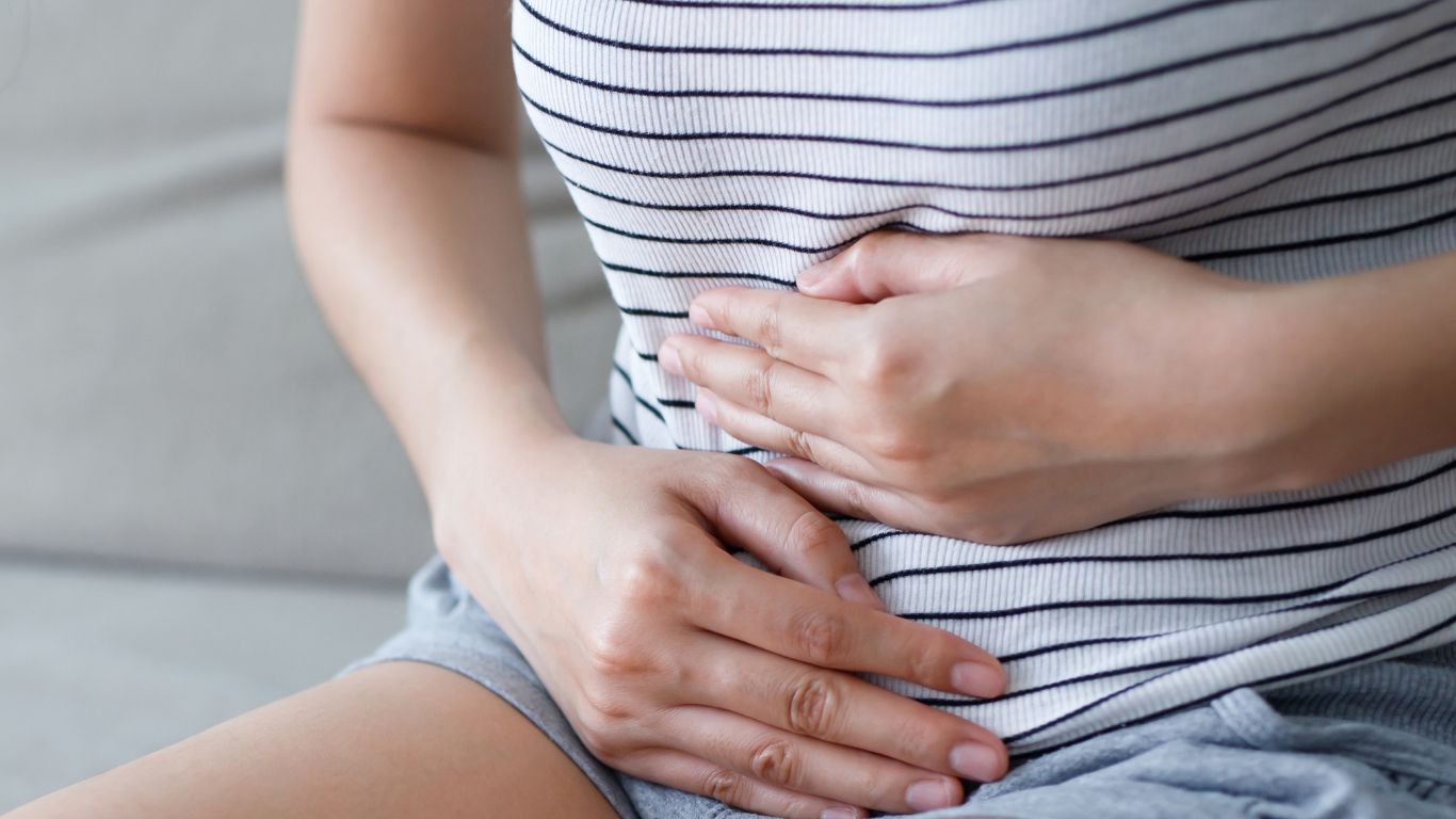 Mẹ bị đầy bụng cho con bú có sao không? 2