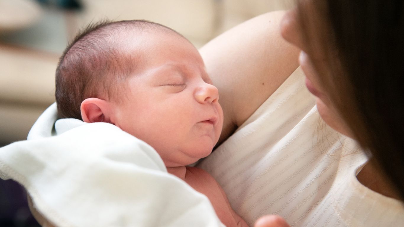Mẹ bị đầy bụng cho con bú có sao không? 3