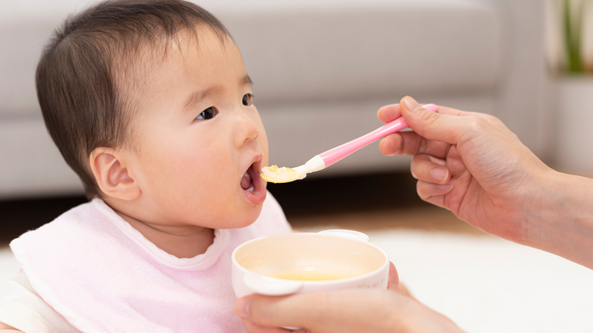 Thìa ăn dặm giúp bé tập phản xạ nuốt và nhai đúng cách