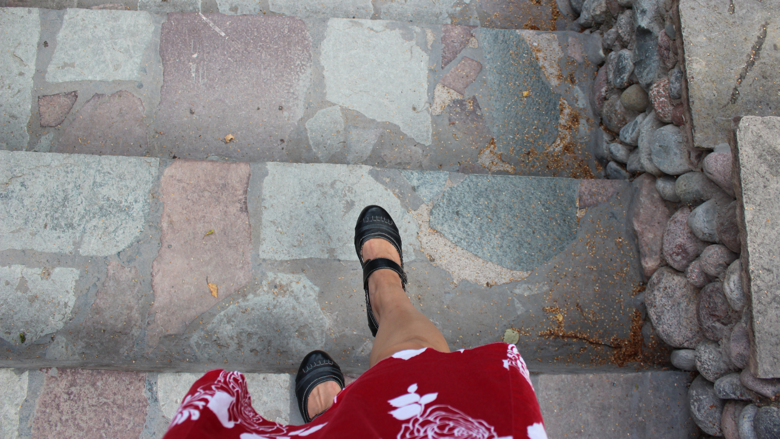 Mẹ bầu sau chuyển phôi nên hạn chế đi lại cầu thang