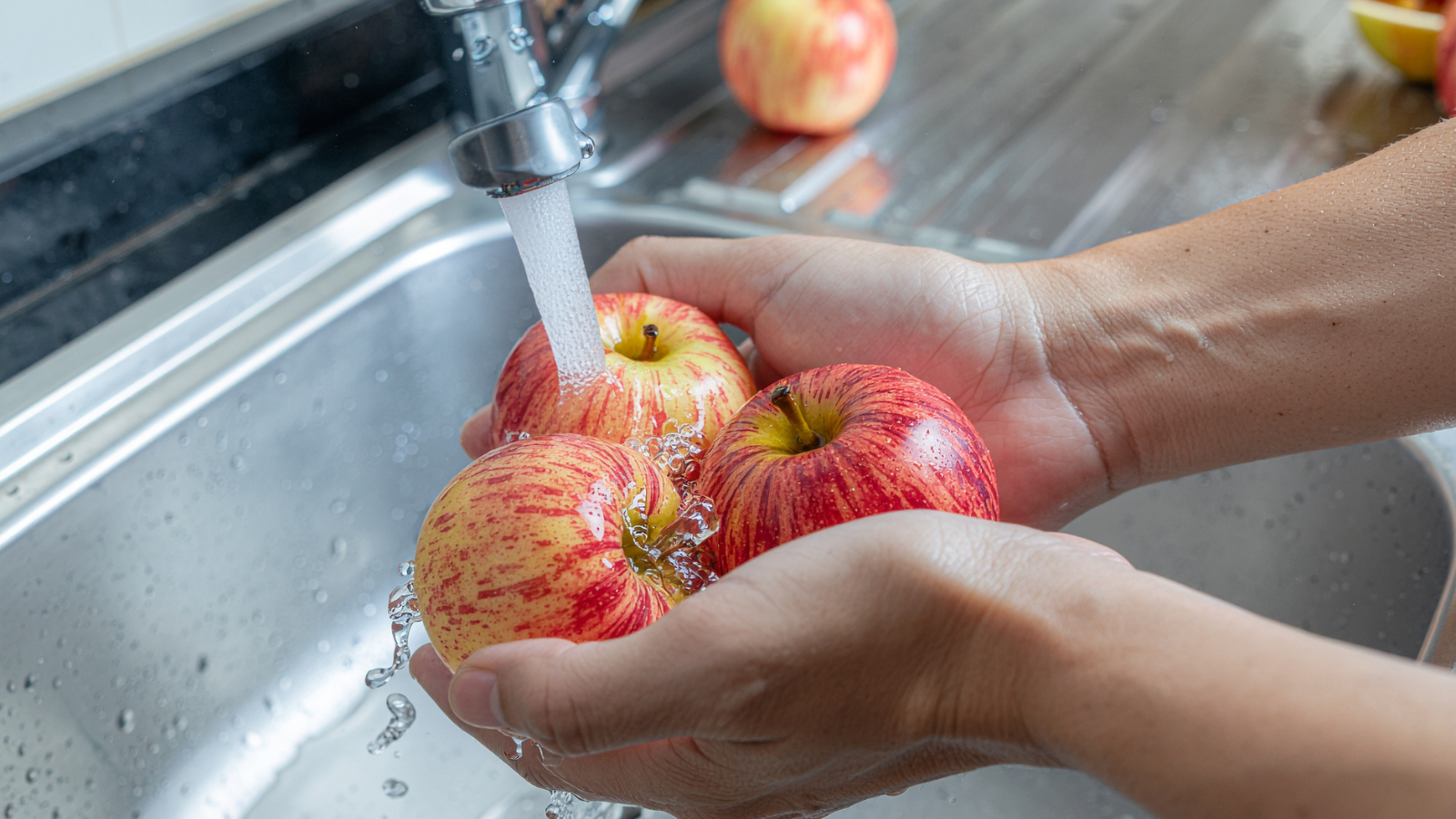 Mẹ bầu cần rửa sạch trái cây trước khi ăn