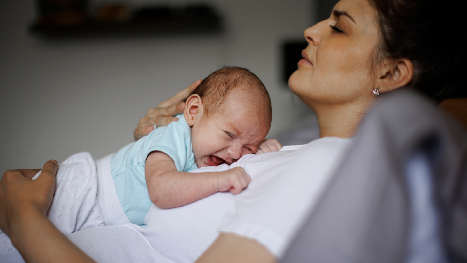 Mẹ sau sinh nên hạn chế ra ngoài sớm