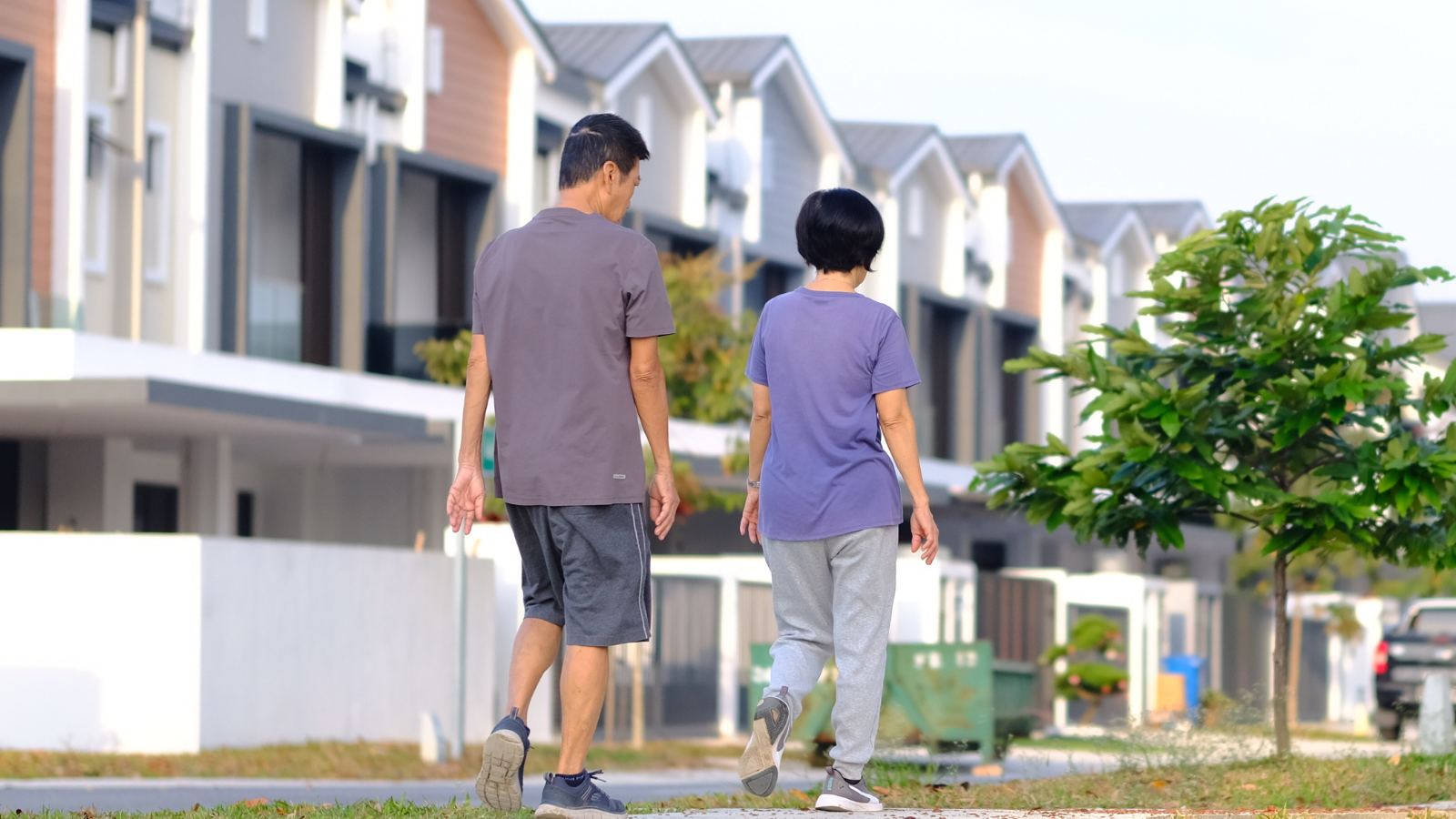 Nên có người thân đi cùng khi mẹ ra ngoài sau sinh