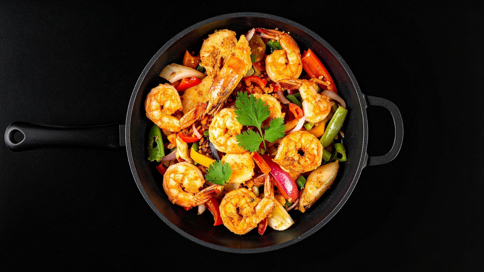 Mẹ đang ở cữ không cần kiêng tôm tuyệt đối