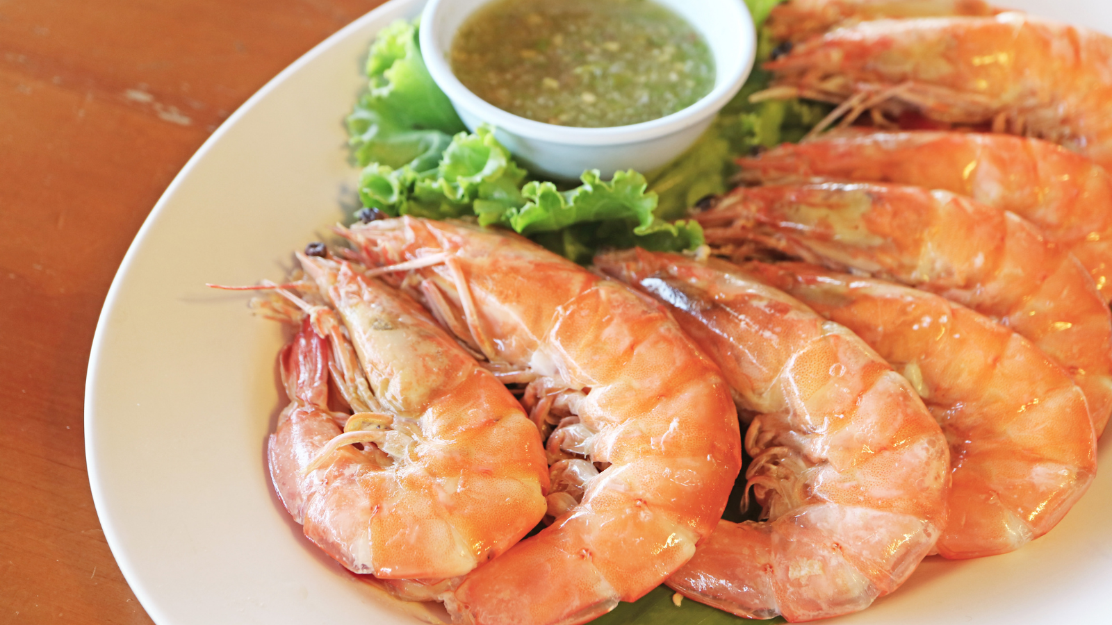 Mẹ sau sinh nên ăn tôm với lượng hợp lý, không nên ăn quá nhiều