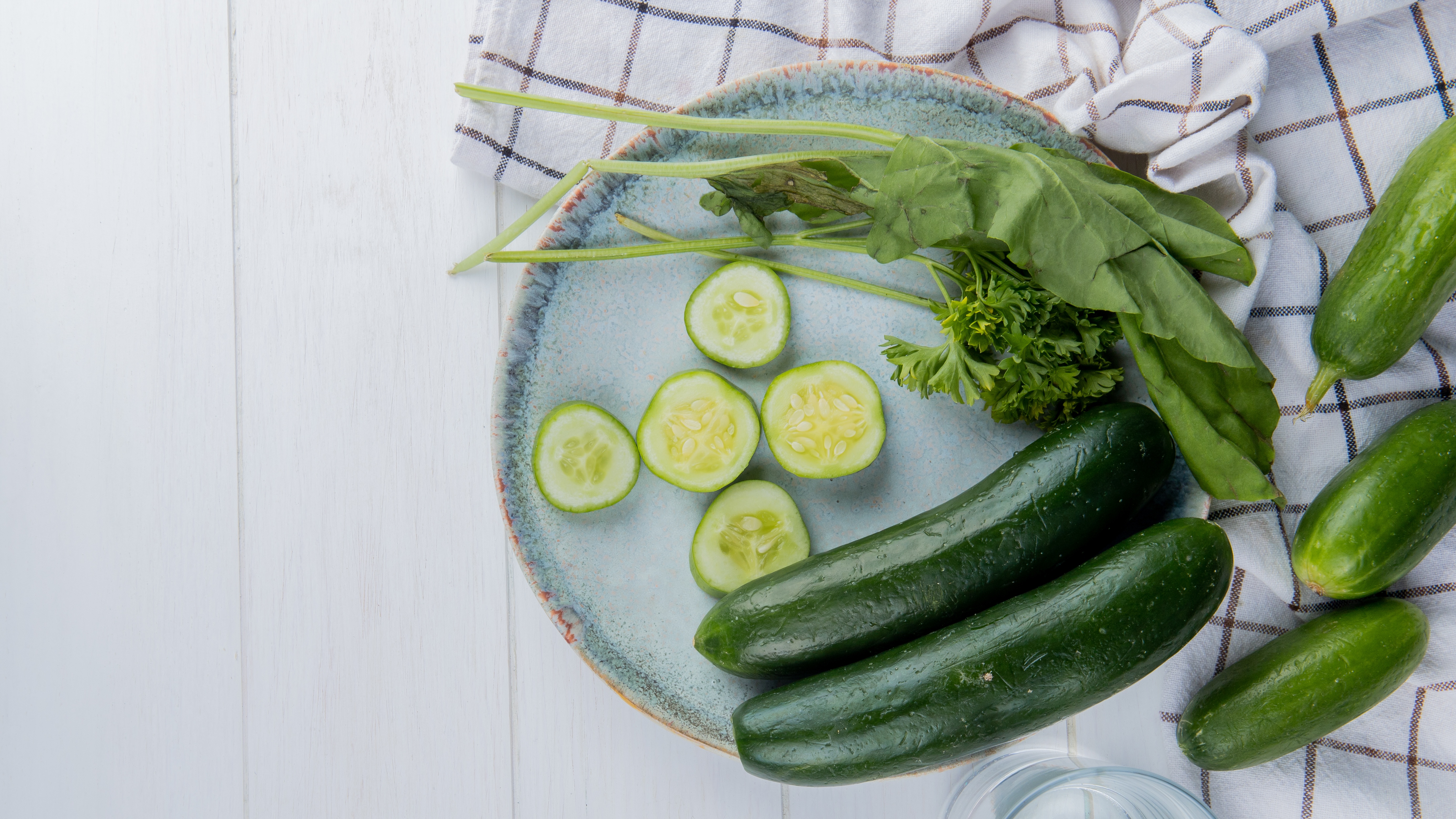 Sau sinh mổ 1 - 2 tuần mẹ có thể ăn dưa leo, nhưng chỉ nên ăn một lượng nhỏ