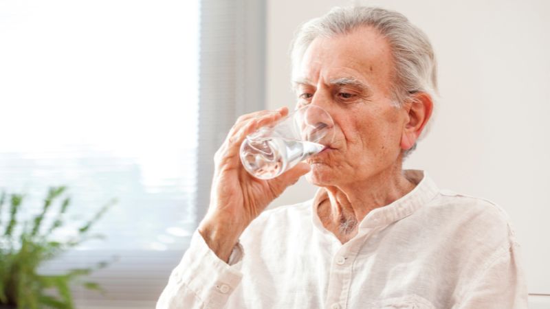 Uống nước dừa đúng thời điểm trong ngày giúp hỗ trợ chức năng gan tốt hơn