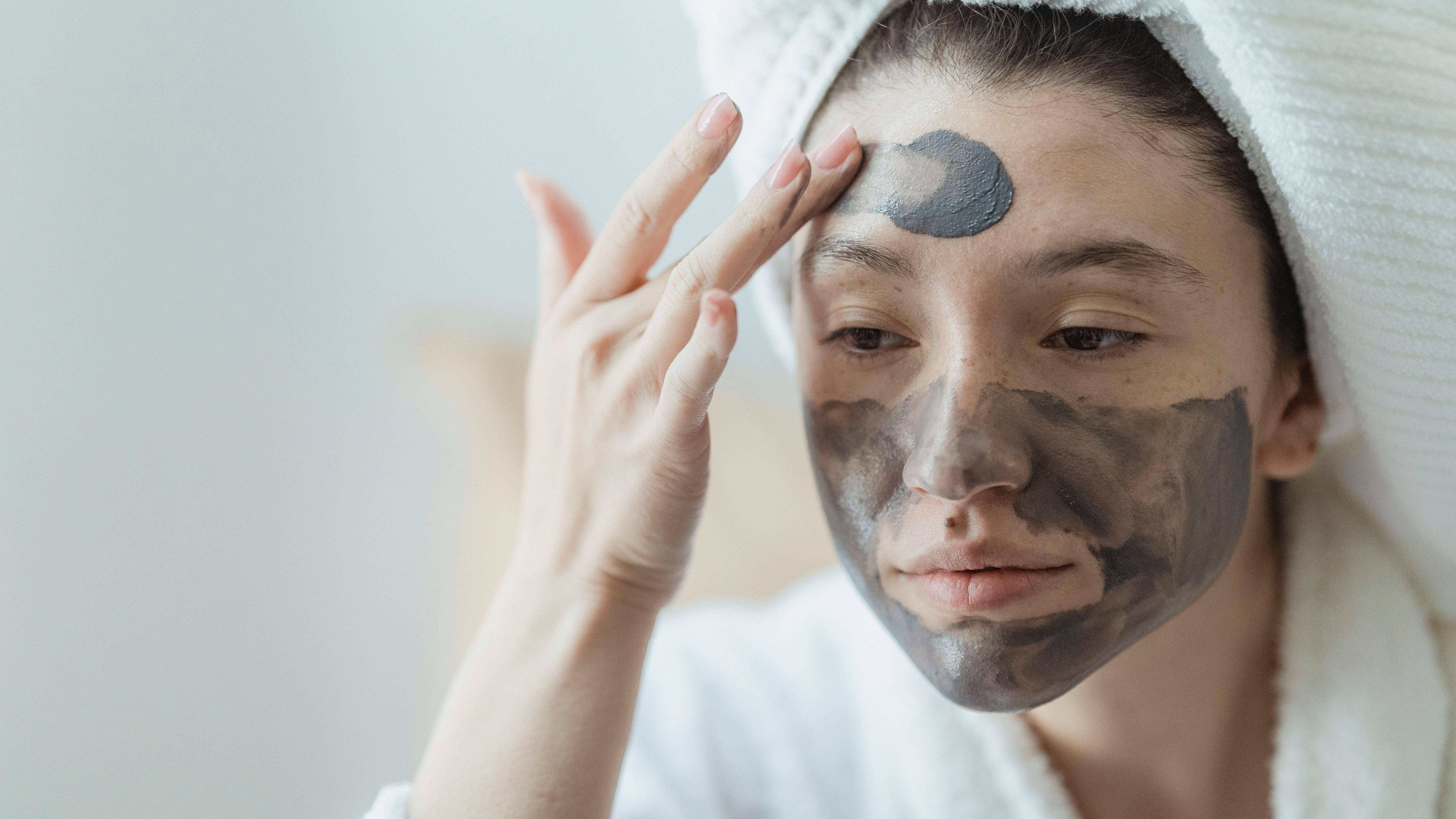 Mặt nạ đất sét hoặc than hoạt tính sử dụng một đến hai lần mỗi tuần giúp hấp thụ dầu thừa và làm sạch lỗ chân lông hiệu quả