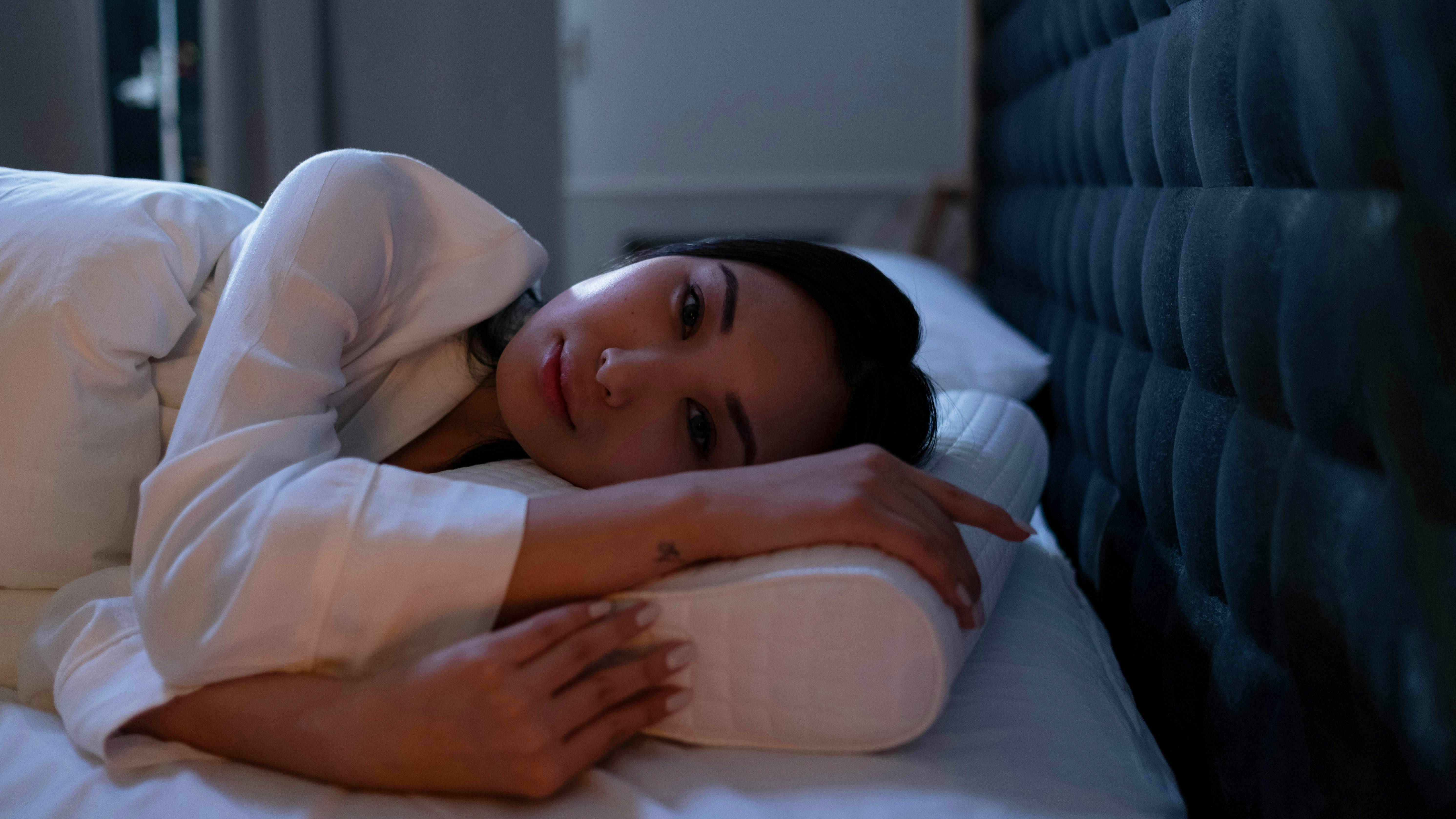 Thiếu ngủ và stress kéo dài có thể làm da xỉn màu, dễ nổi mụn và lão hóa sớm