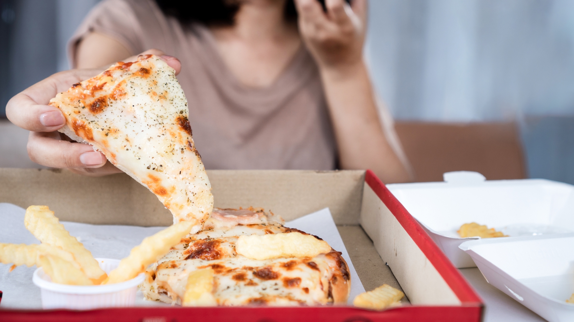 Khi năng lượng nạp vào vượt quá nhu cầu tiêu hao, phần dư thừa sẽ được chuyển hóa và dự trữ dưới dạng triglycerid trong tế bào mỡ