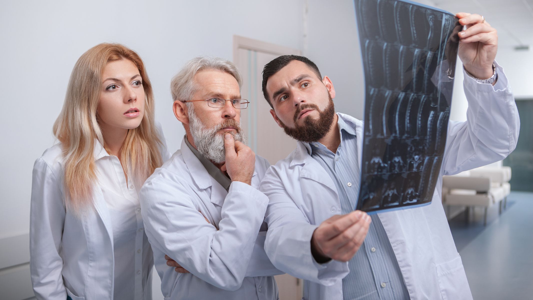 Trước khi tiến hành phẫu thuật, bác sĩ đánh giá tình trạng khớp gối