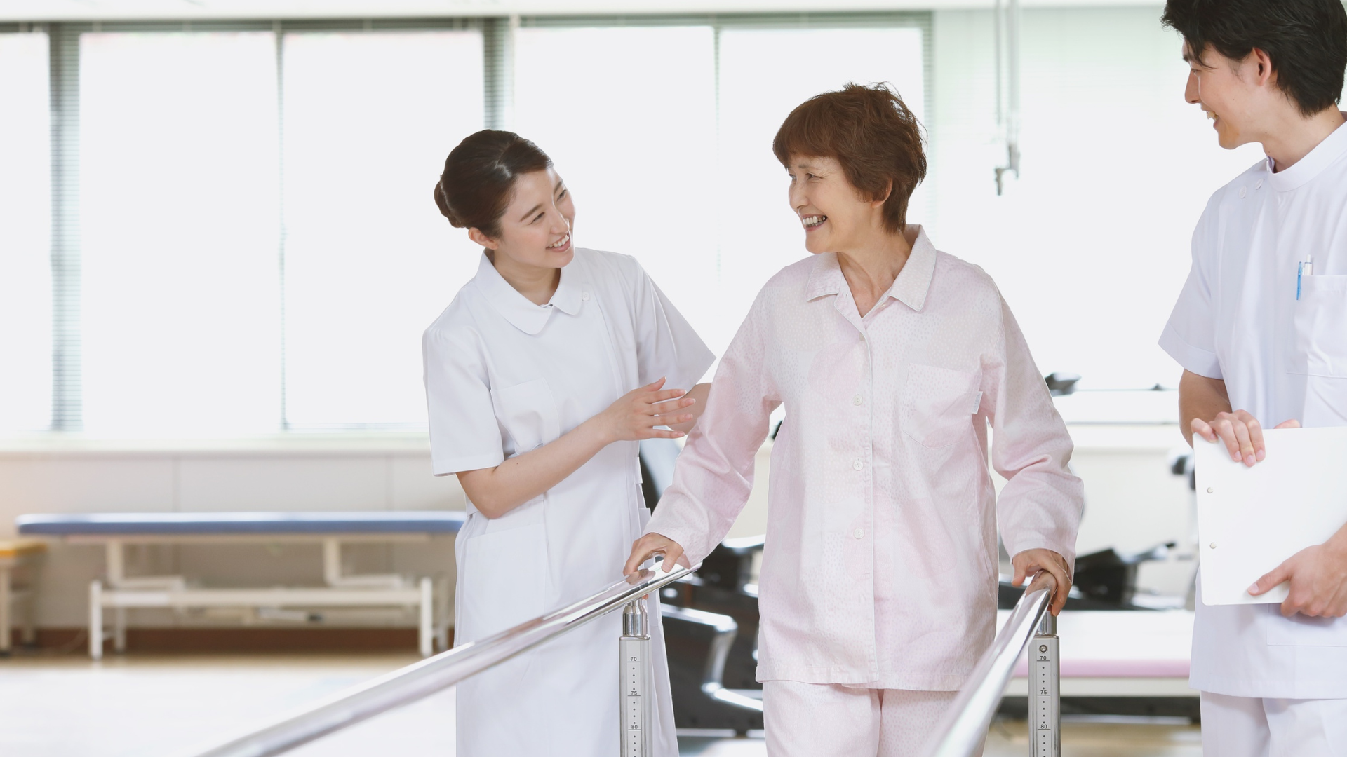 Sau phẫu thuật, việc tập phục hồi chức năng đúng cách đóng vai trò quan trọng trong quá trình hồi phục