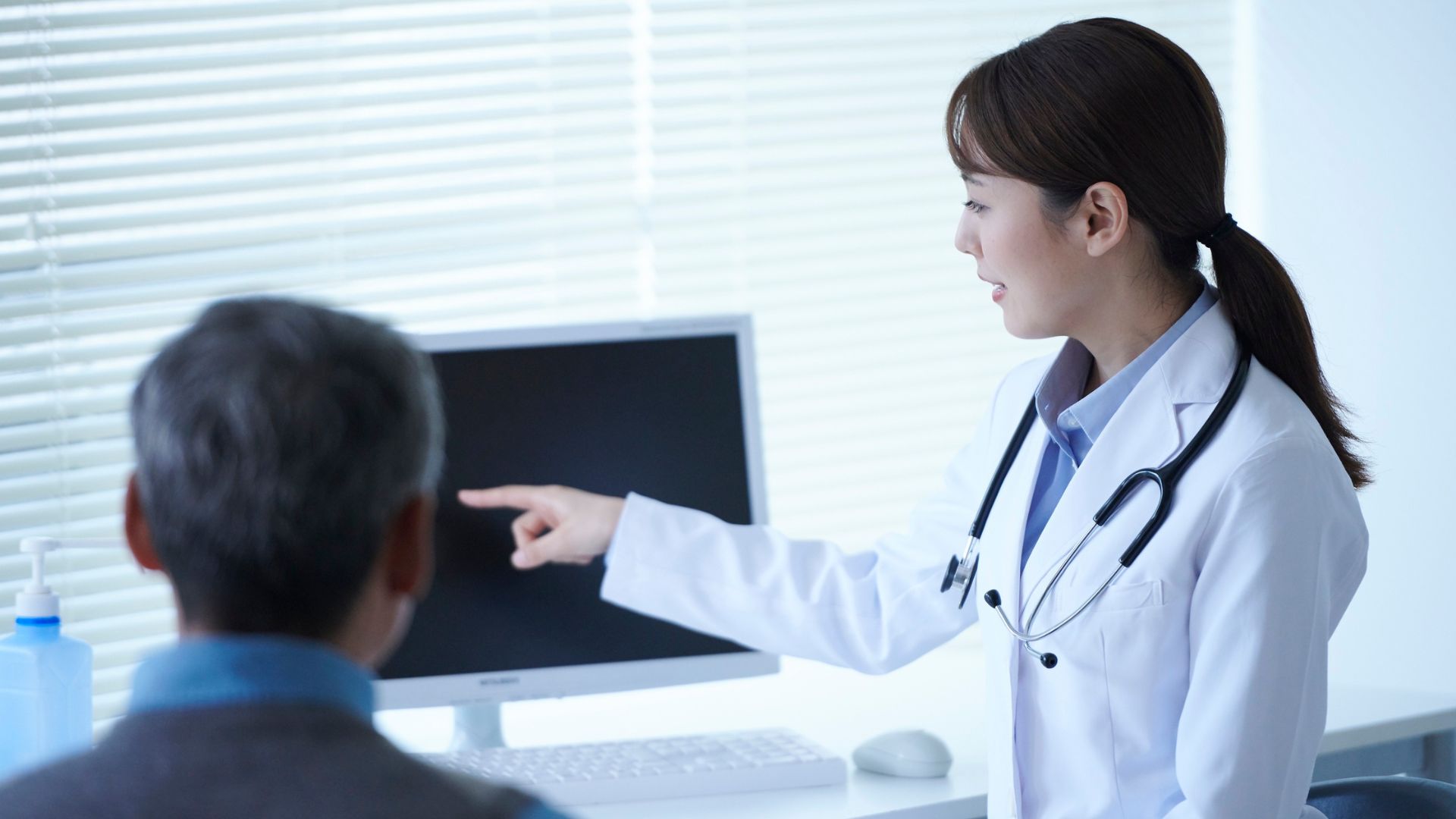 Bác sĩ giải thích cho người bệnh về diễn biến hồi phục sau mổ hội chứng ống cổ tay