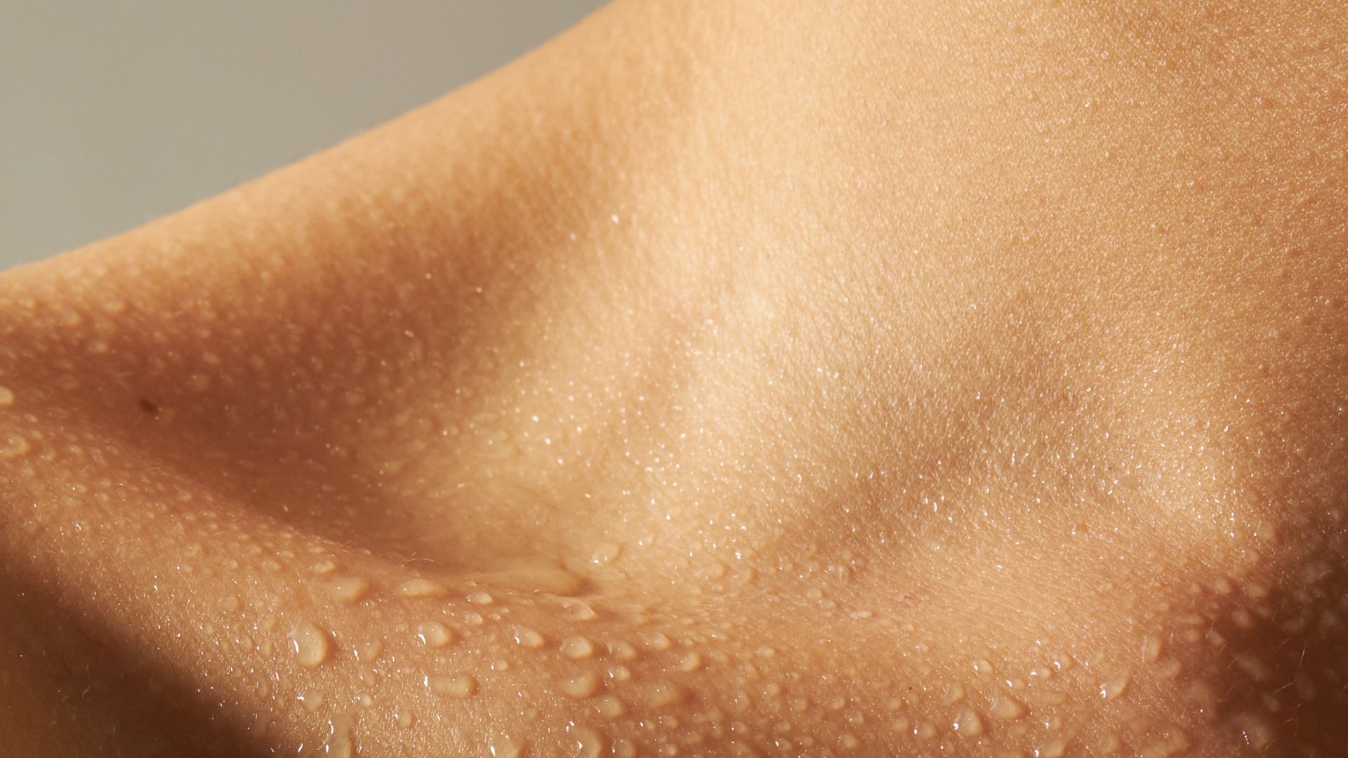 Mồ hôi dầu khiến da bóng trơn, dễ bám bụi và vi khuẩn, làm tăng nguy cơ viêm da và mụn