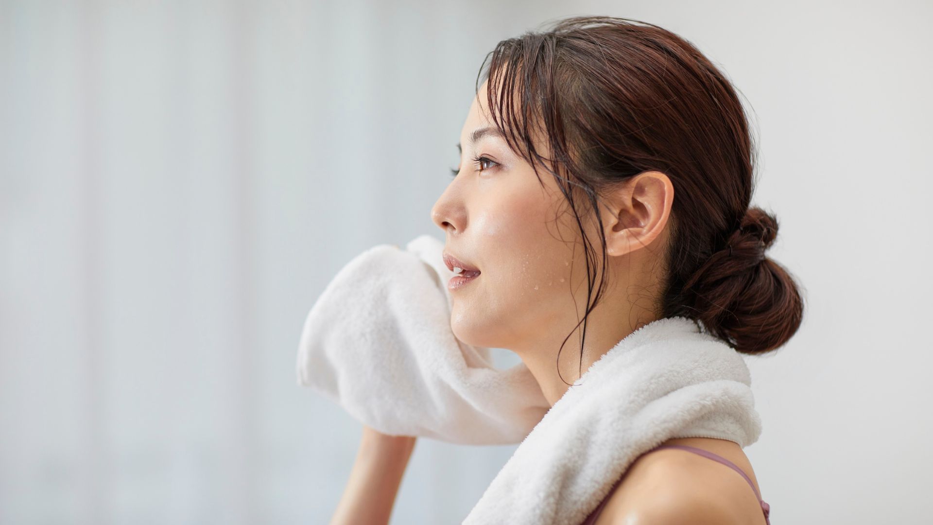 Ngủ đủ giấc, tập thể dục, thiền giúp cân bằng nội tiết và cải thiện da