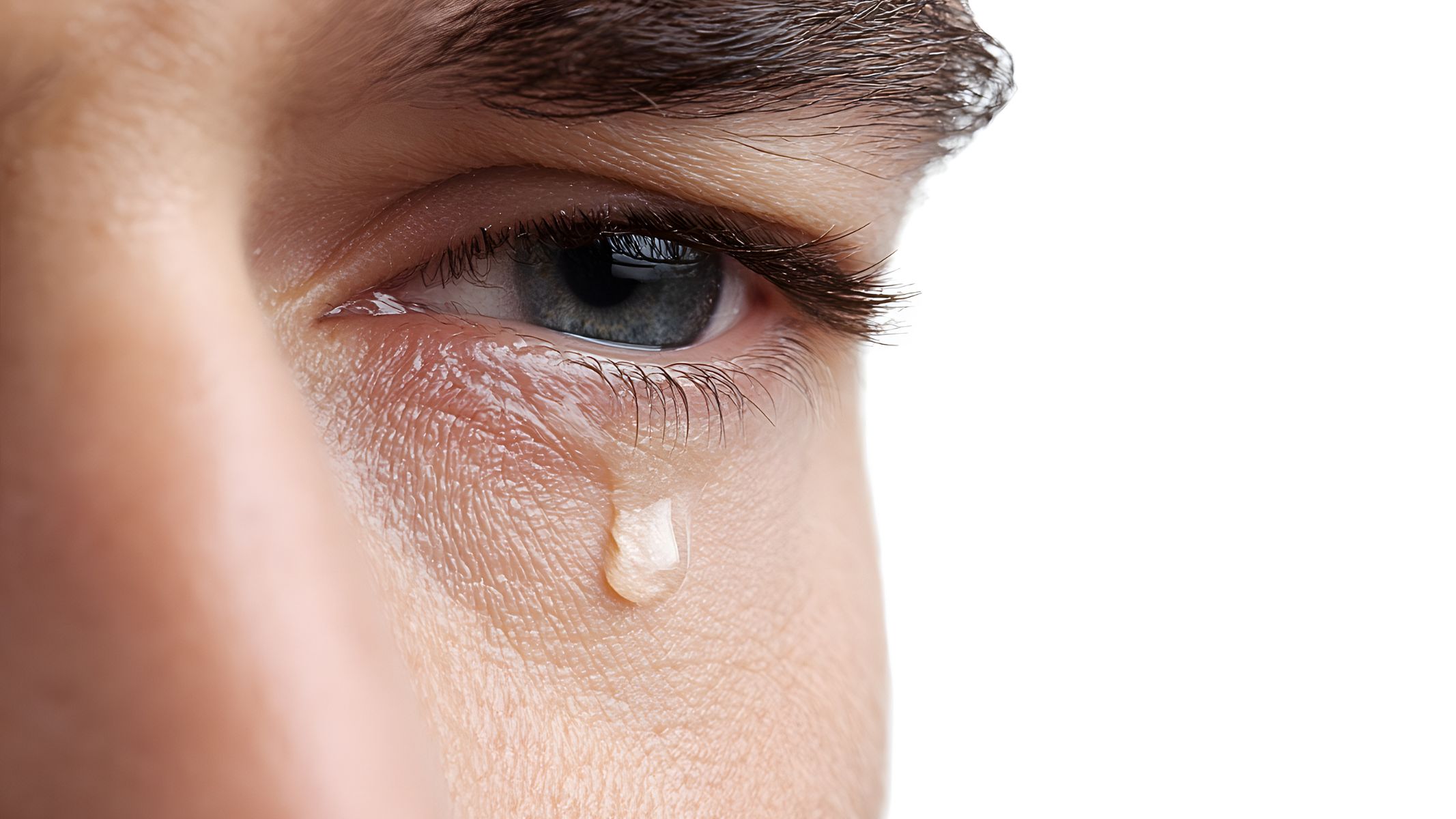 Mắt có thể nhạy cảm với ánh sáng, chảy nước mắt nhẹ sau khi mổ