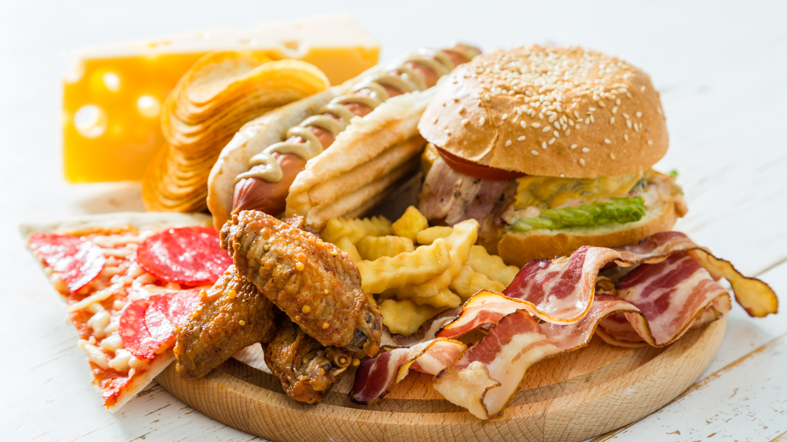 Chế độ ăn uống nhiều chất béo là một trong những nguyên nhân gây ra mỡ máu cao