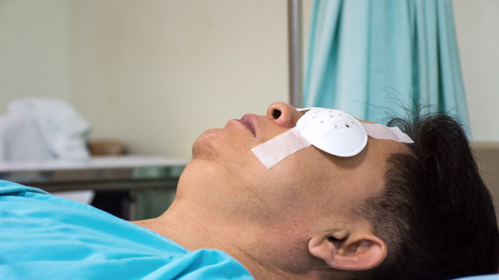 Sau phẫu thuật mộng mắt, quá trình hồi phục sẽ diễn ra theo từng giai đoạn nhất định