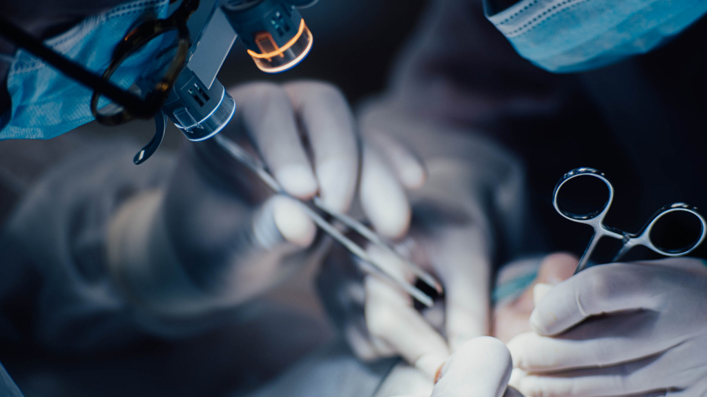 Mổ mộng mắt có phải nằm viện không? Phần lớn trường hợp phẫu thuật hiện nay không cần điều trị nội trú