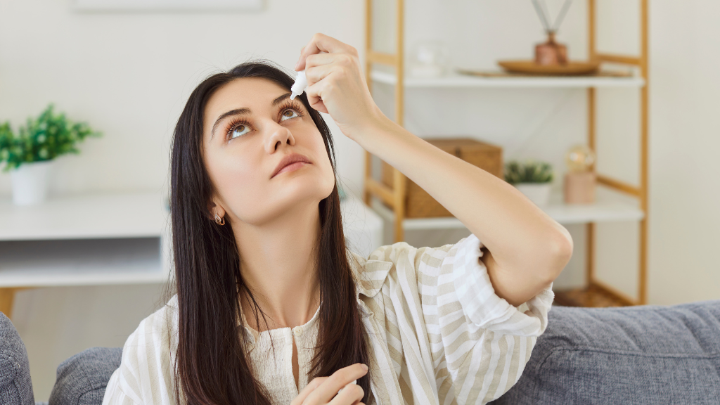 Trước khi nhỏ thuốc, hãy rửa tay sạch và tránh để đầu lọ thuốc chạm vào mắt