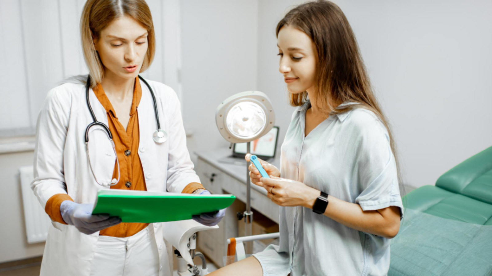 Kiểm tra lâm sàng là bước đầu tiên trong quá trình mổ nội soi khớp gối