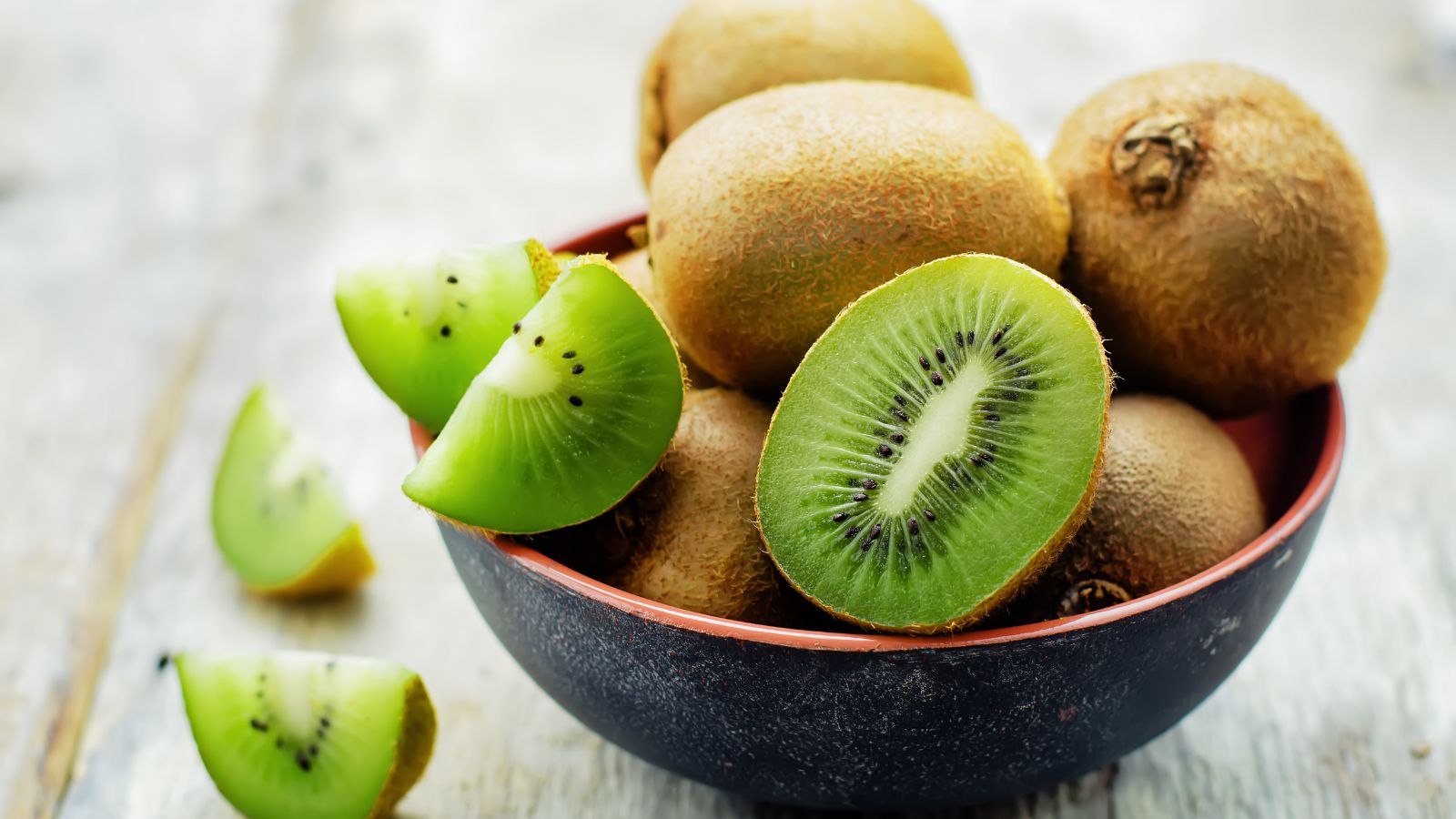 Kiwi là loại trái cây giàu vitamin C, vitamin E cùng nhiều chất chống oxy hóa mạnh