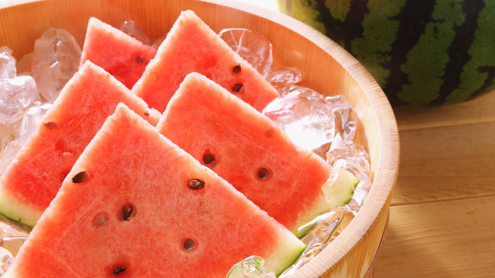 Trái cây quá lạnh như dưa hấu để tủ lạnh, lê lạnh… có thể gây lạnh bụng, đau bụng