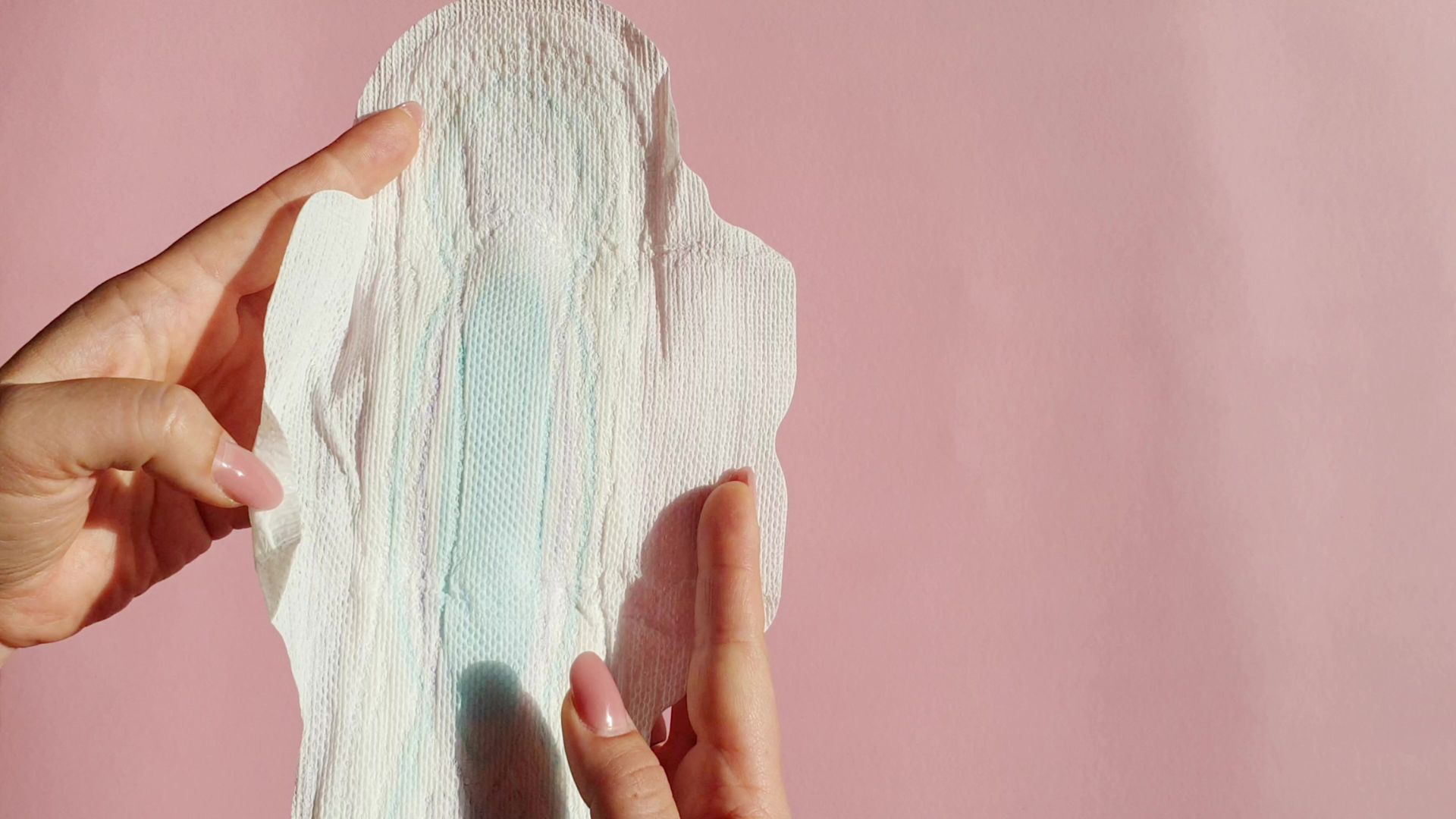 Thay băng vệ sinh ít nhất 4-6 tiếng một lần trong kỳ kinh nguyệt