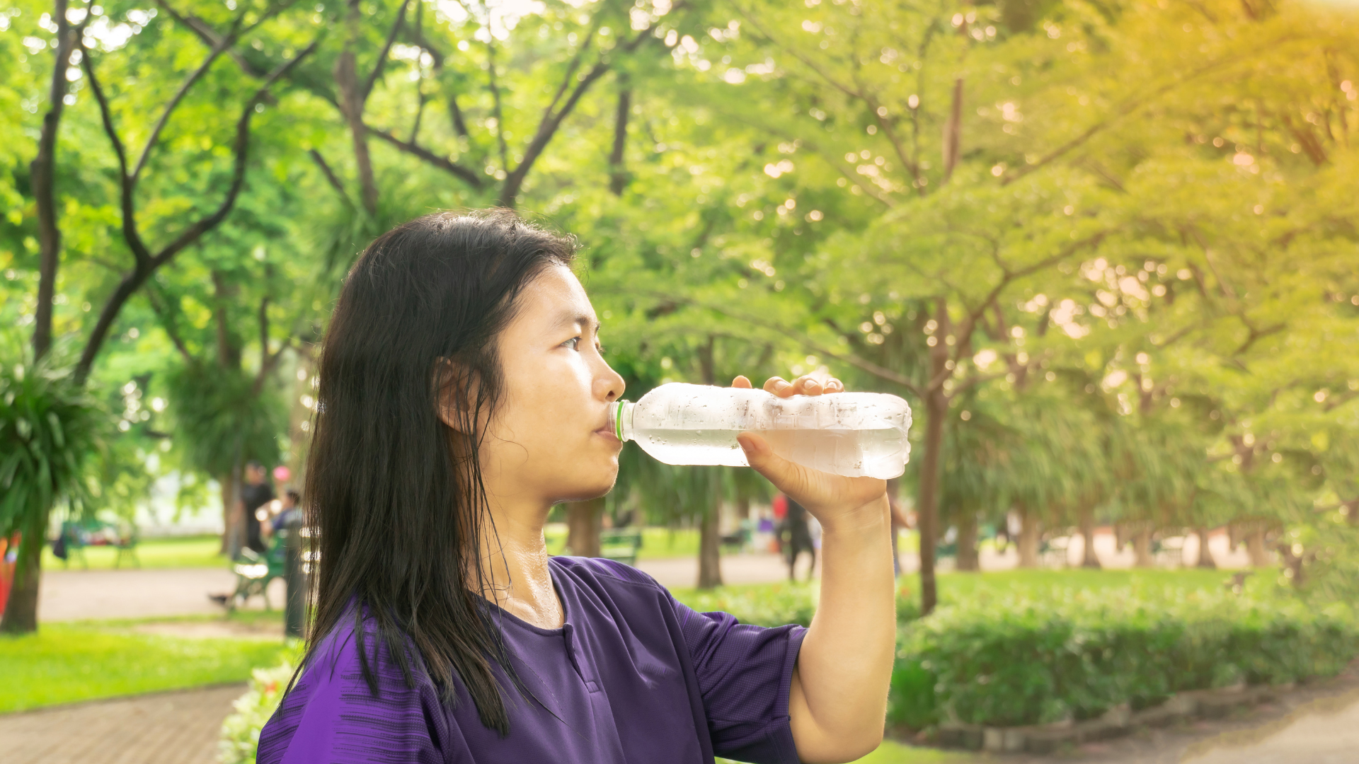 Uống không đủ nước có thể khiến cơ thể mất nước, làm thận hoạt động kém hiệu quả