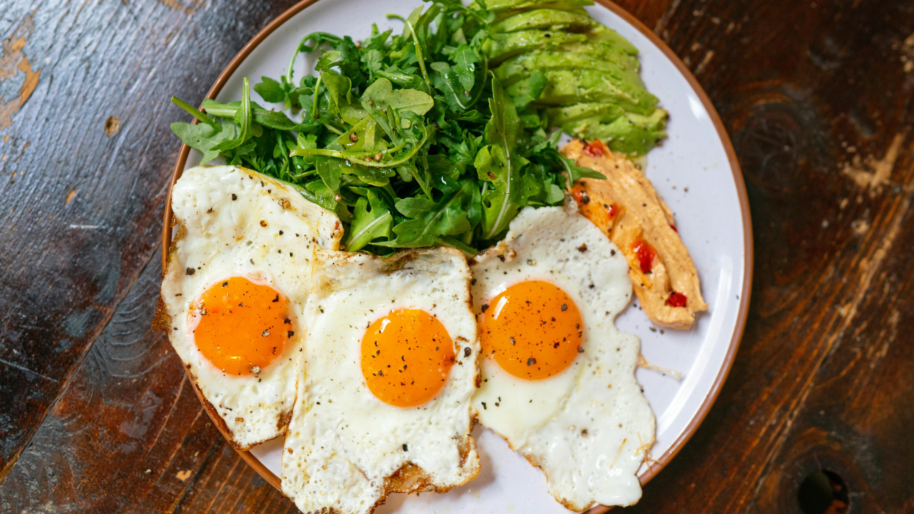 Trứng ốp la hoặc trứng rán với nhiều dầu có thể làm tăng lượng calo