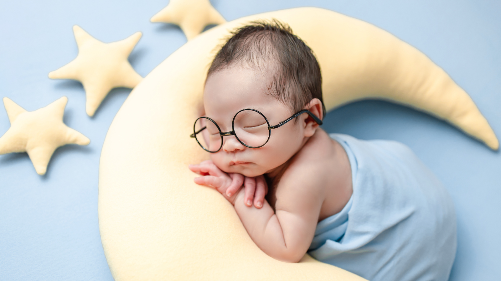 Trẻ sơ sinh ngủ ít có thể bắt nguồn từ nhiều yếu tố khác nhau