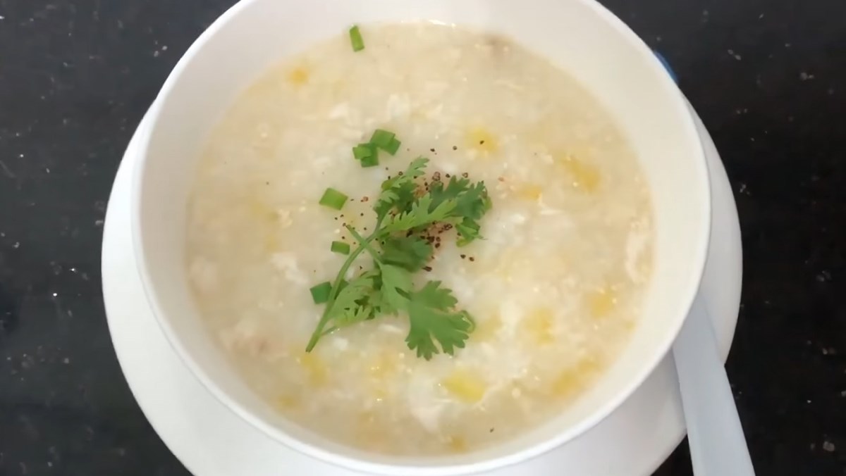 Cháo cá lóc cho bé nên được say nhuyễn hoặc nghiền mịn phù hợp với độ tuổi trẻ