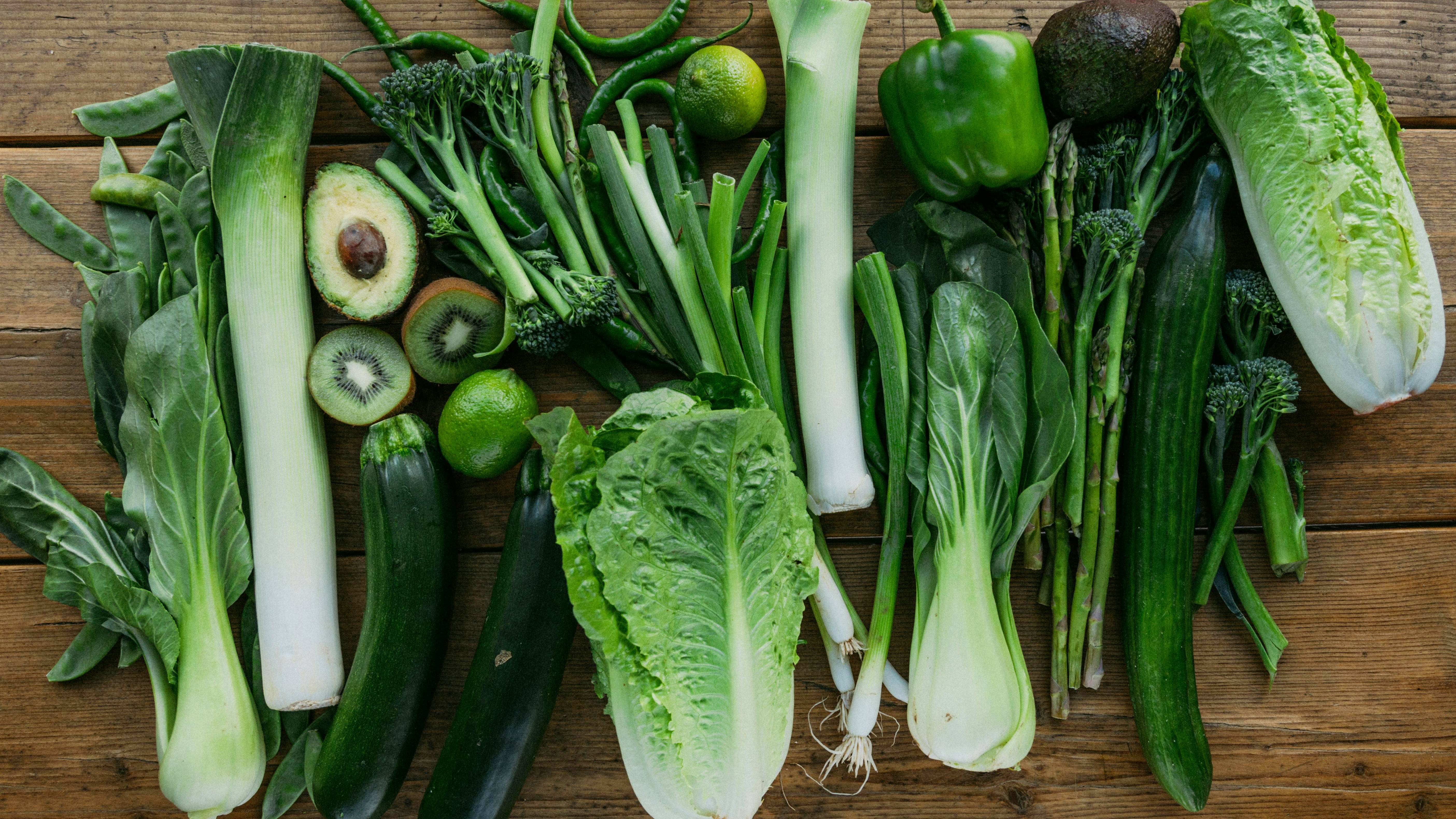 Người bệnh tăng cường thực phẩm hỗ trợ phục hồi mô móng như rau lá xanh đậm